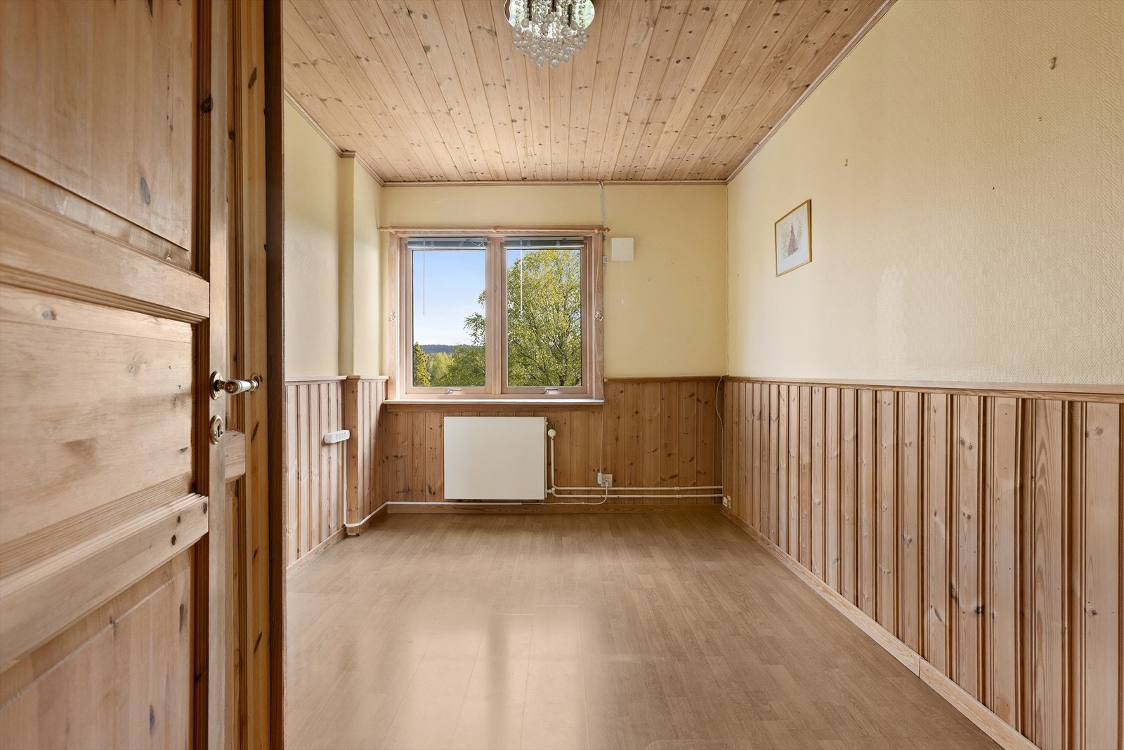 Det andre soverommet har også laminatgulv og panel på deler av veggene. Galleribilde
