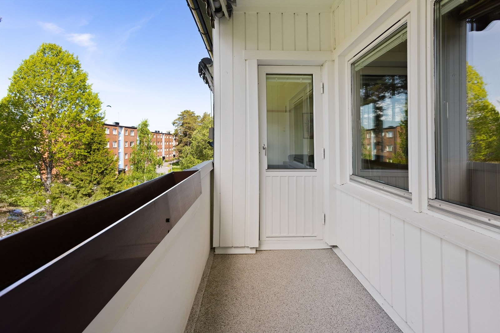 Fra stuen er det utgang til en sydvestvendt balkong med strømuttak og markise. Galleribilde