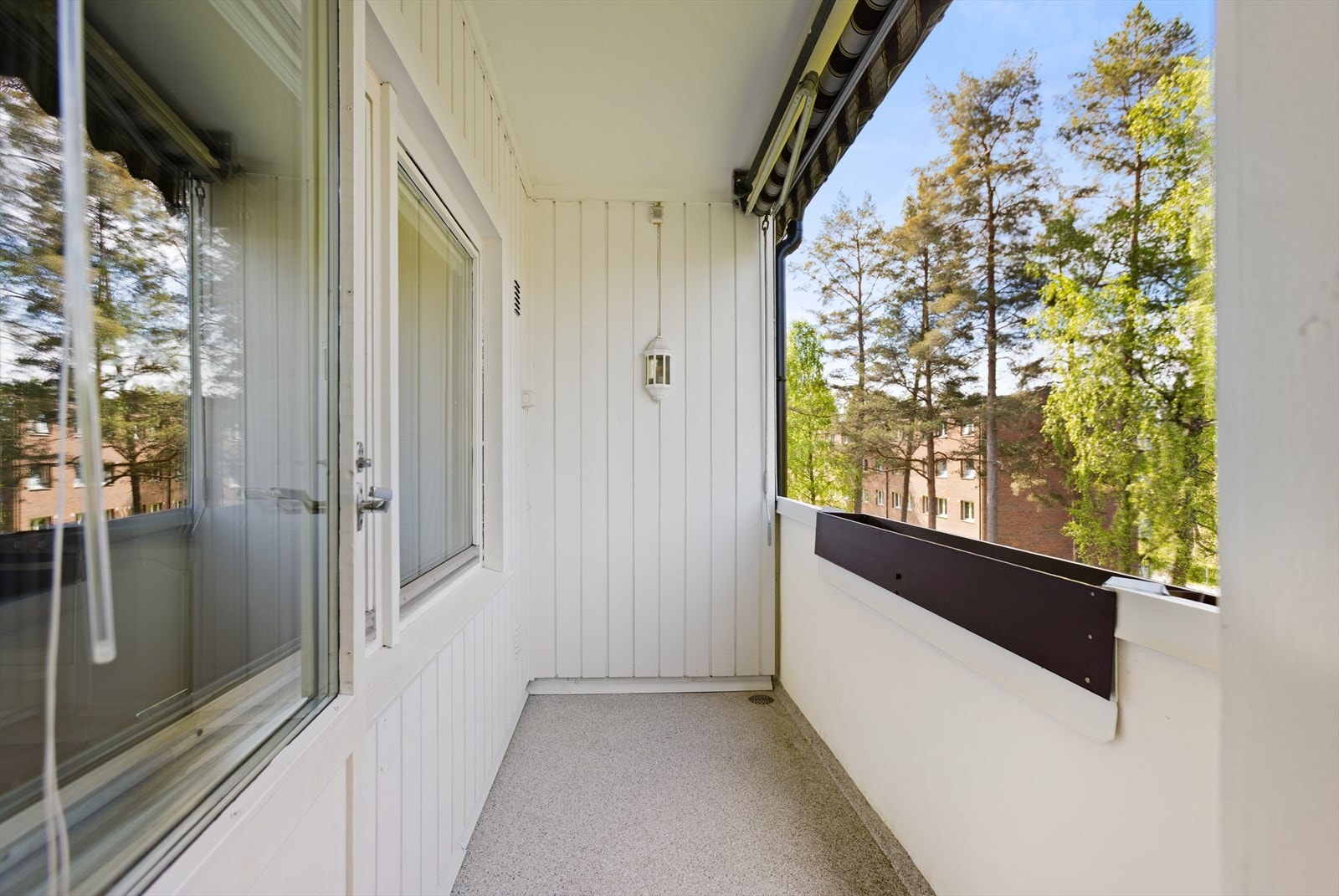 Balkonggulvet er belagt med epoxy, som gir en slitesterk og vedlikeholdsvennlig overflate. Galleribilde