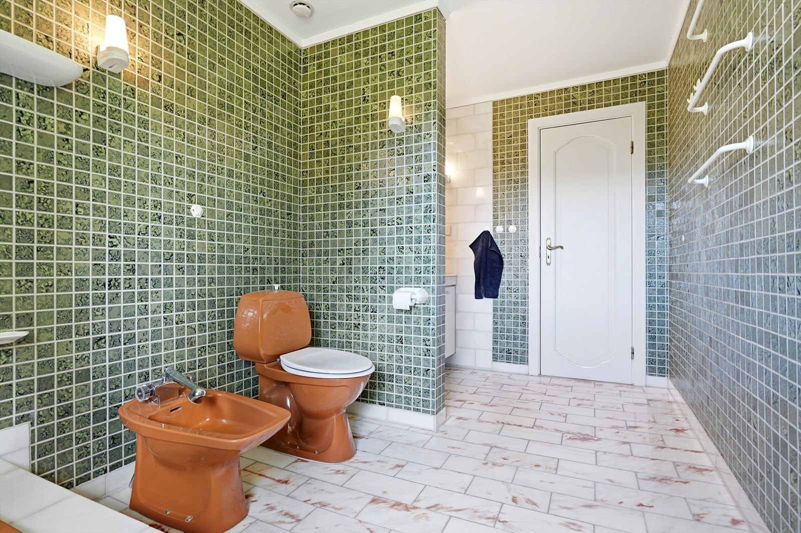I tillegg til klosett og vask med innredning, har badet også et bidé. Galleribilde