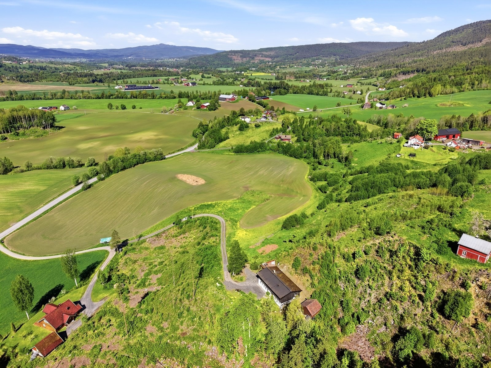 Efteløt skole (1-7 kl.) ligger ca. 5 km fra eiendommen. Galleribilde