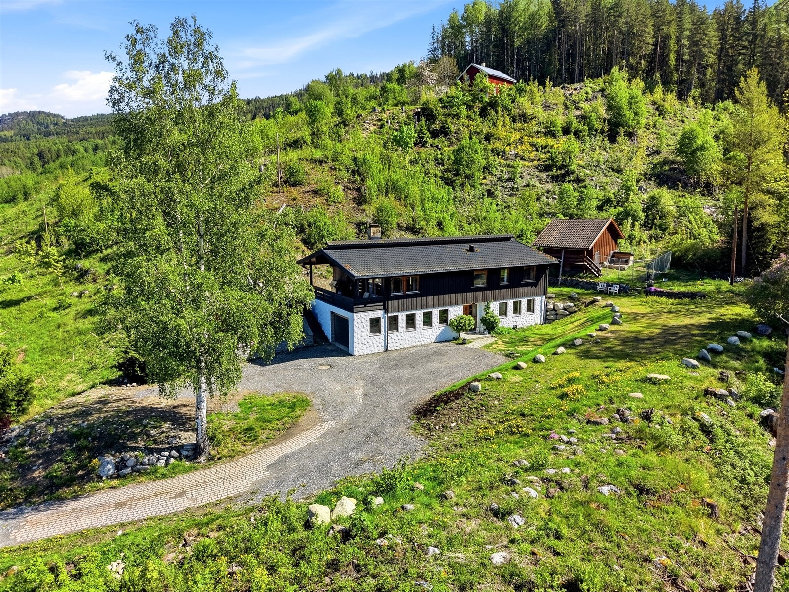 Eiendommen ligger i et skrånet terreng med god avstand til naboer. Galleribilde
