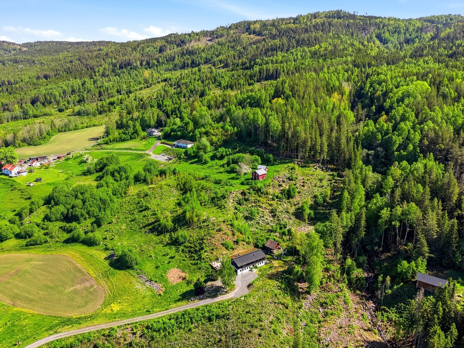 Nærmeste bussholdeplass, Bjerknes, er ca. 500 meter unna. Galleribilde