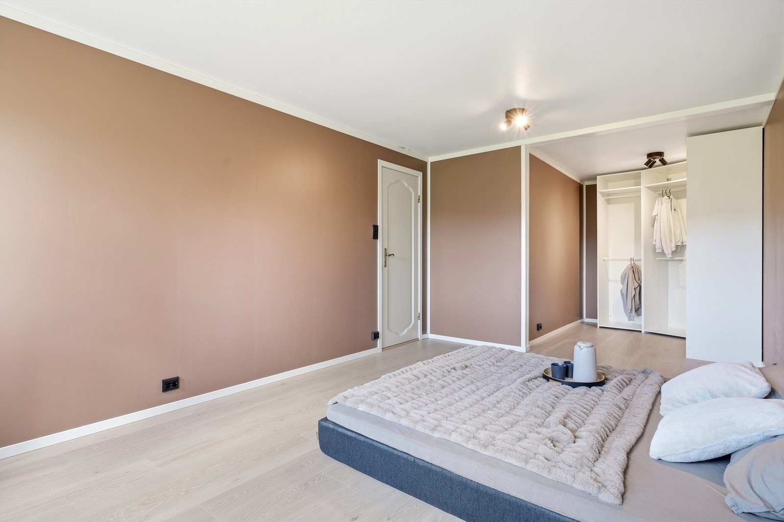 Innredet rom i underetasjen med plass til garderobeløsning(Rommet er ikke byggesøkt og godkjent, og fremkommer som "matbod" og "hobby" på tegninger). Galleribilde