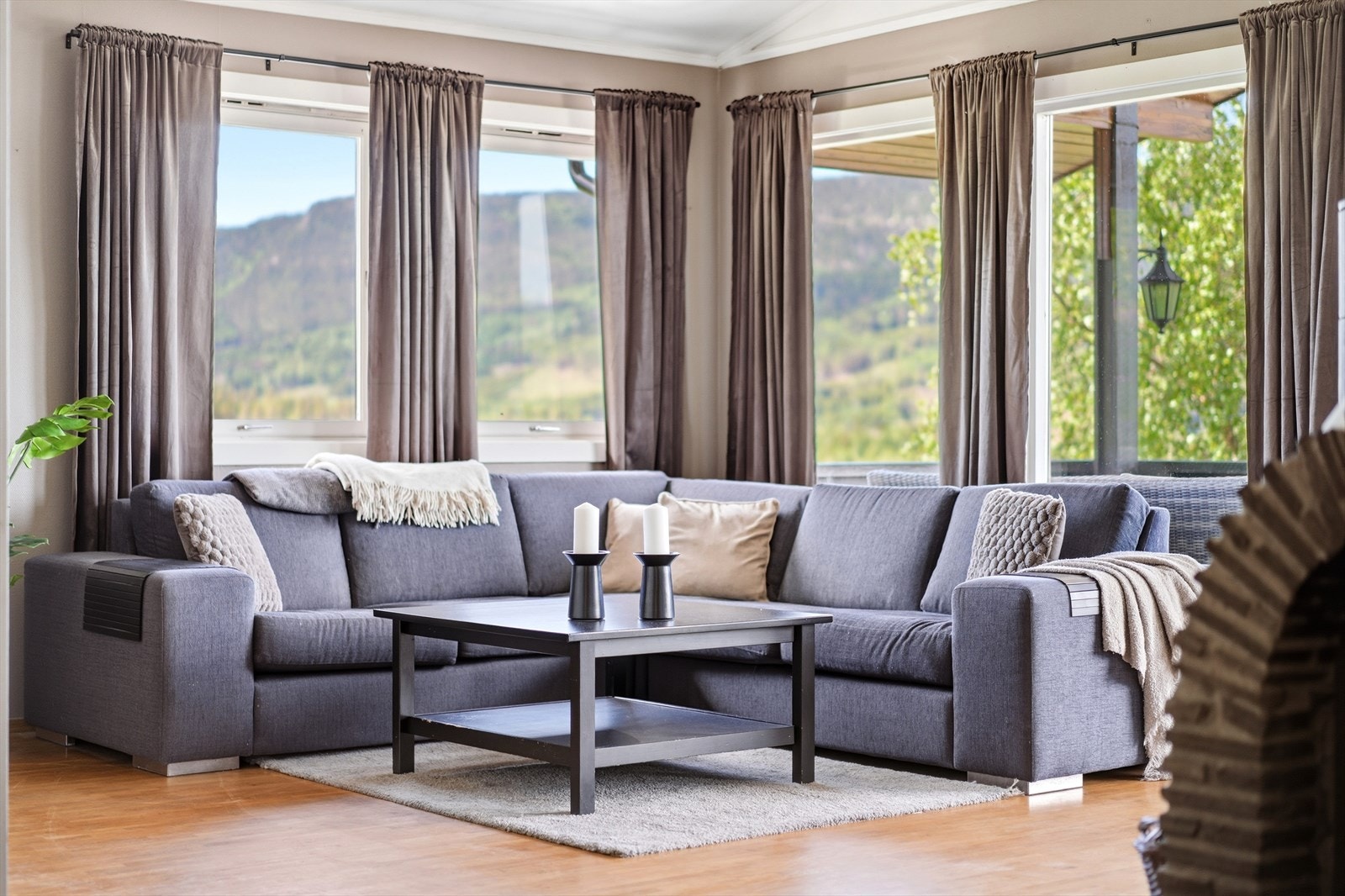 Store vindusflater gir rikelig med lys og rammer inn utsikten. Galleribilde
