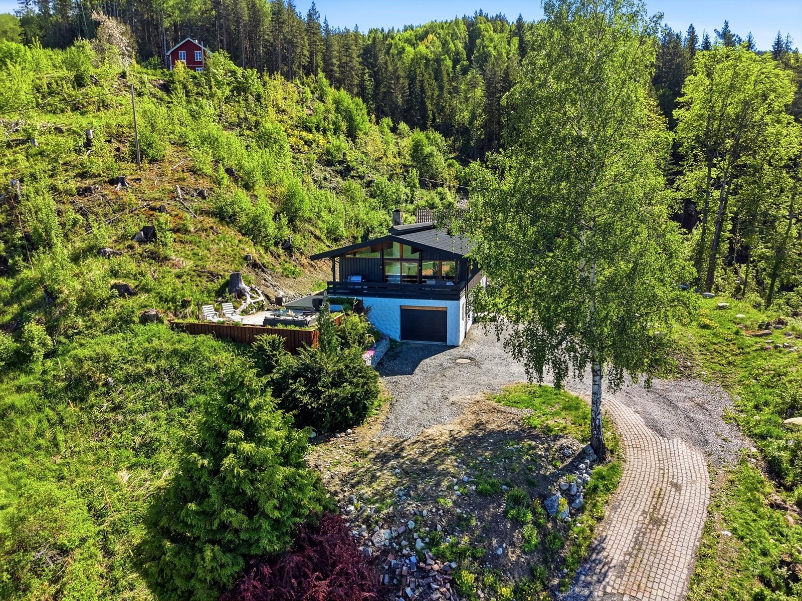 Boligen har en privat, grunnboret brønn for vannforsyning. Galleribilde