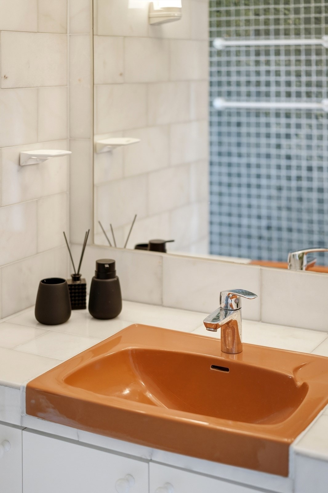 Badet i hovedetasjen er fra 1990 og har varmekabler i gulvet. Galleribilde