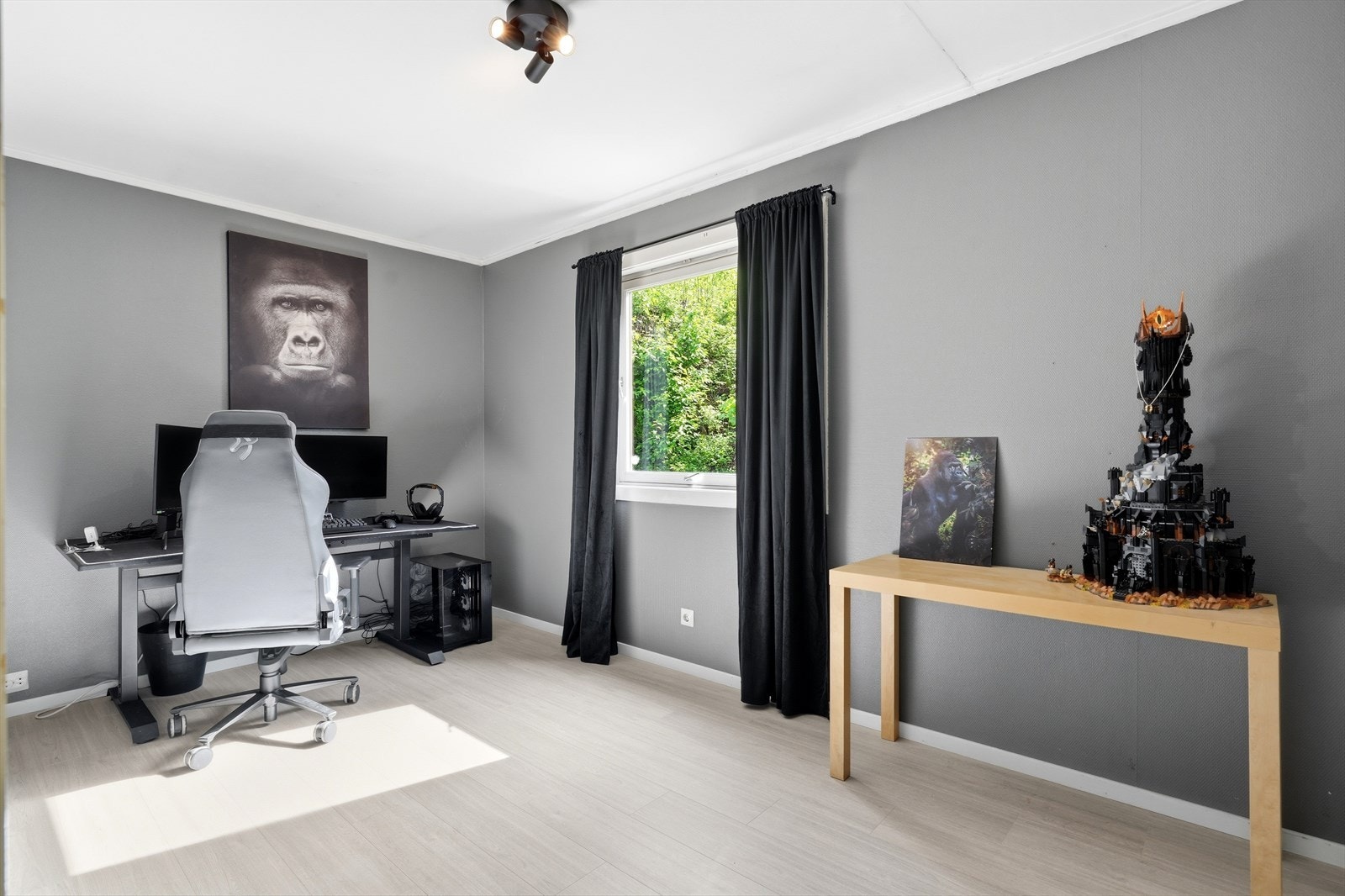 Ett av to soverom i hovedetasjen, med god plass til skrivepult eller annen møblering. Galleribilde
