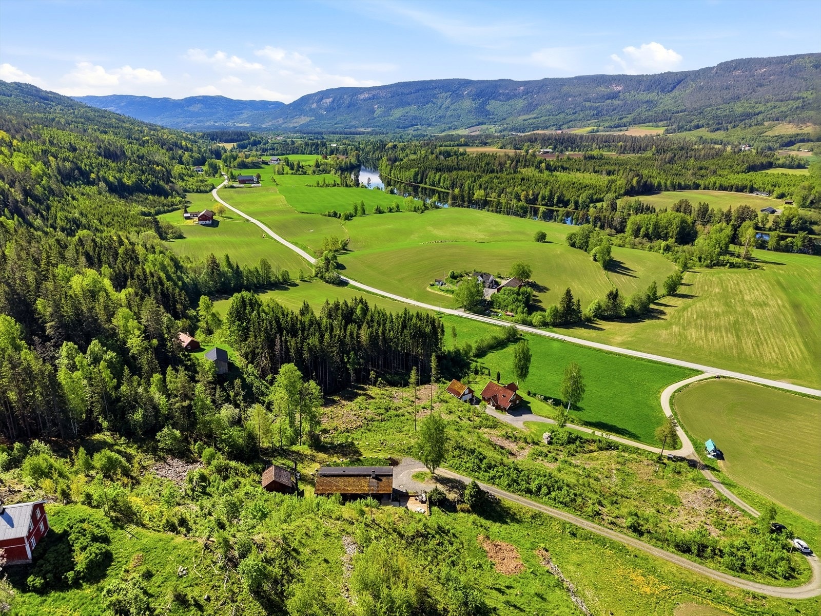 Eiendommen ligger i landlige og naturskjønne omgivelser i Kongsberg kommune. Galleribilde