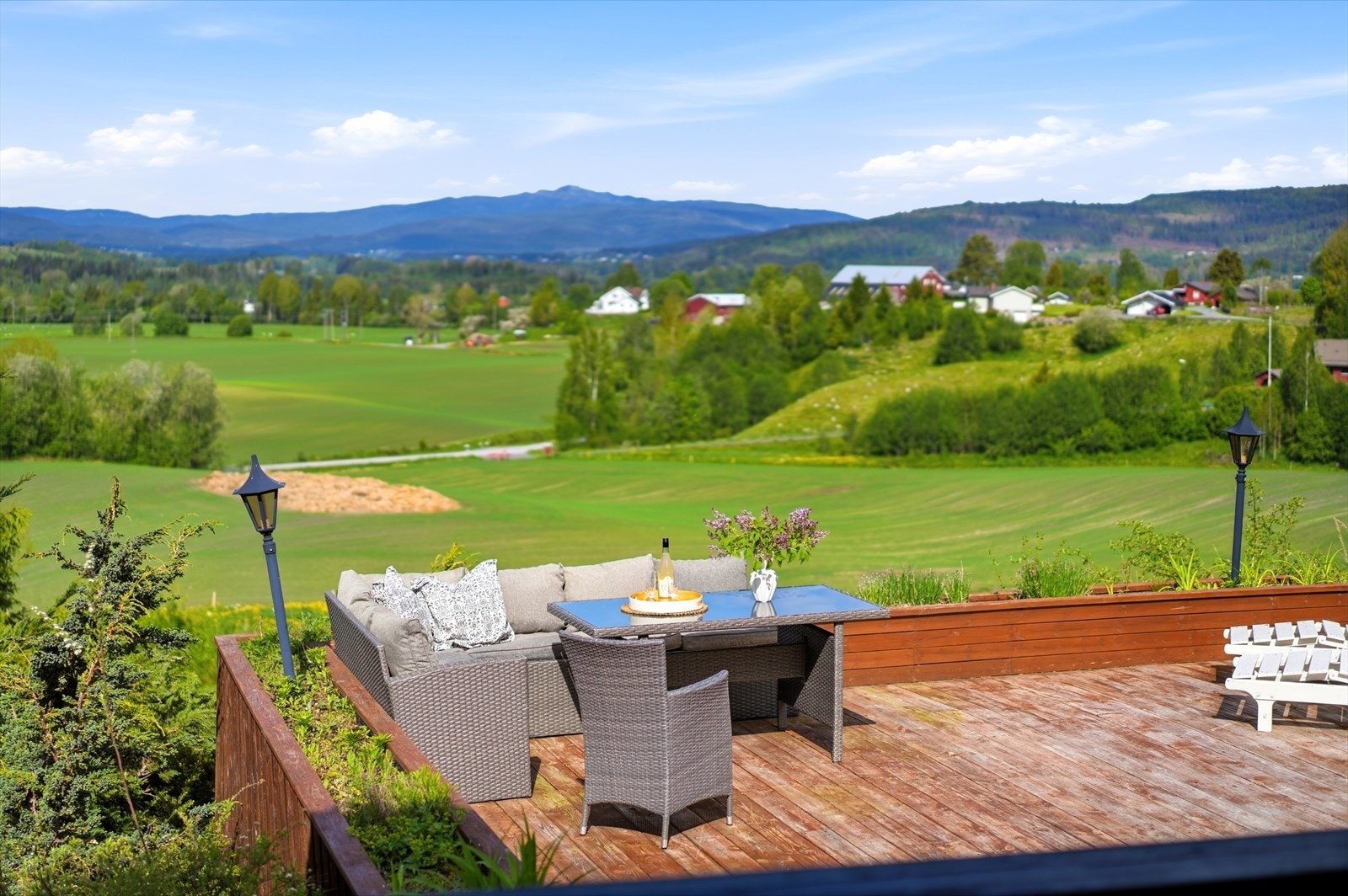 En stor terrasse gir rikelig med plass for flere sittegrupper. Galleribilde