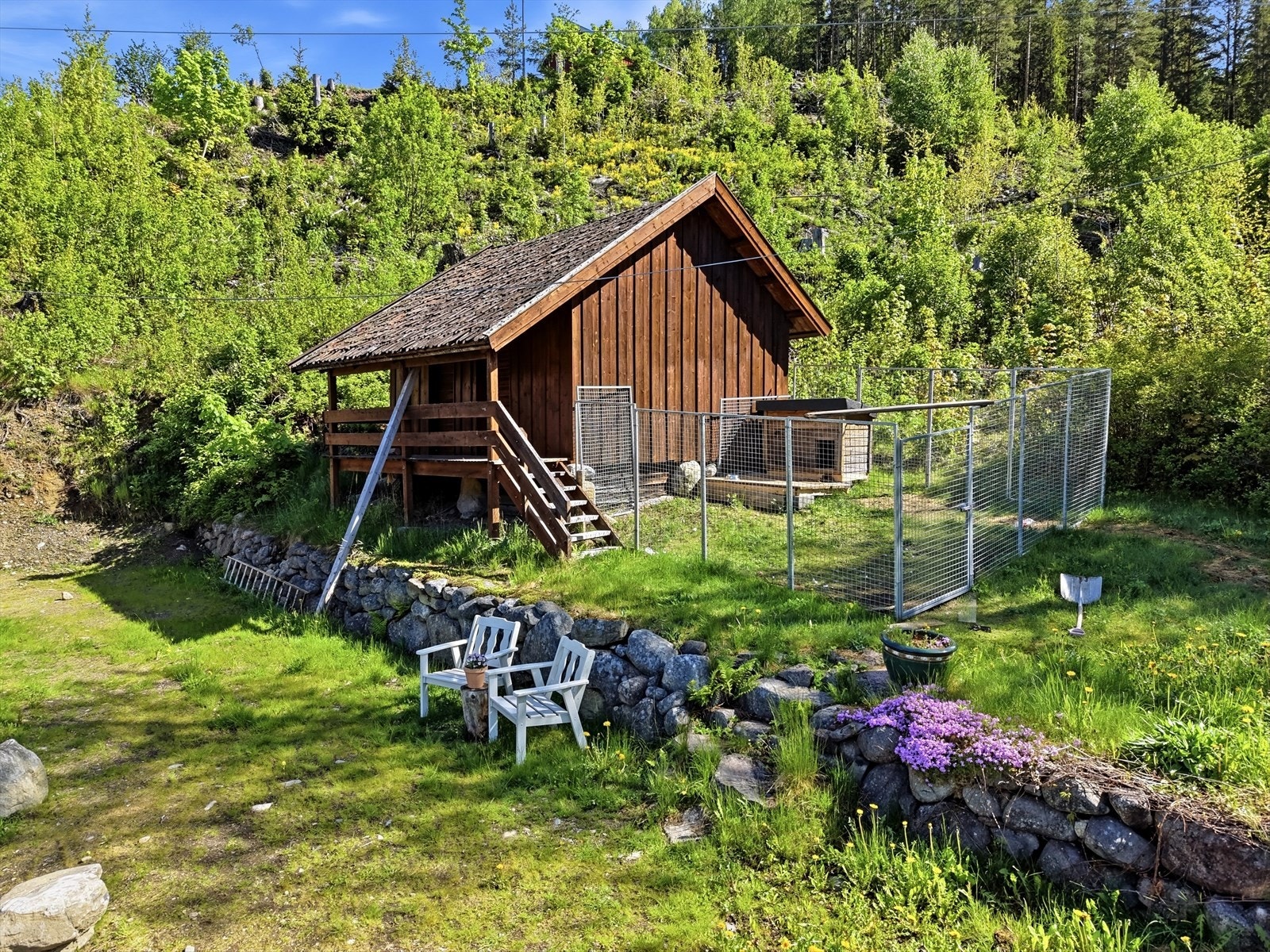 På eiendommen står en frittstående bod på 21 m² med enkel standard og jordgulv. Galleribilde