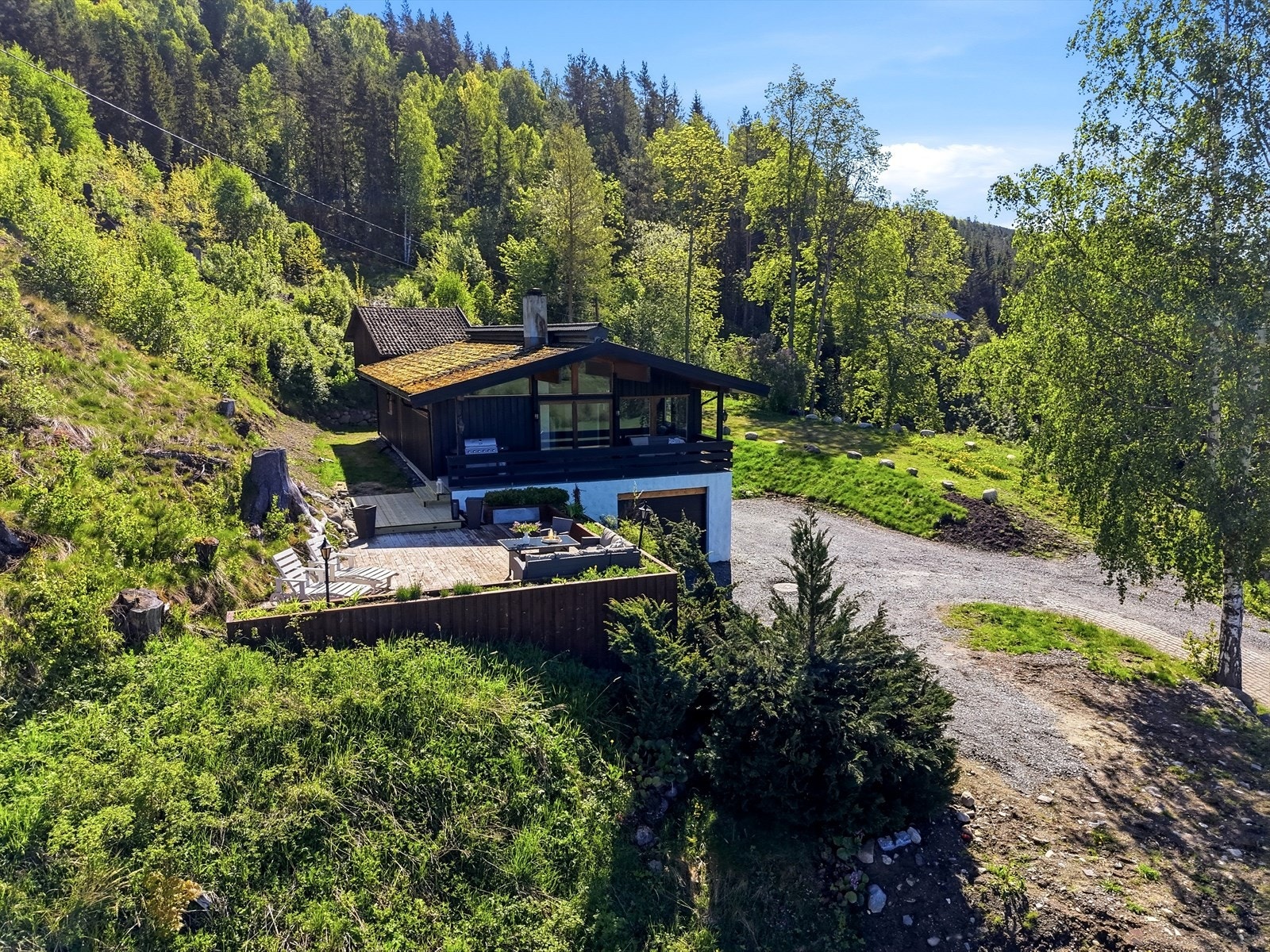 Boligen ligger høyt og fritt i terrenget. Galleribilde