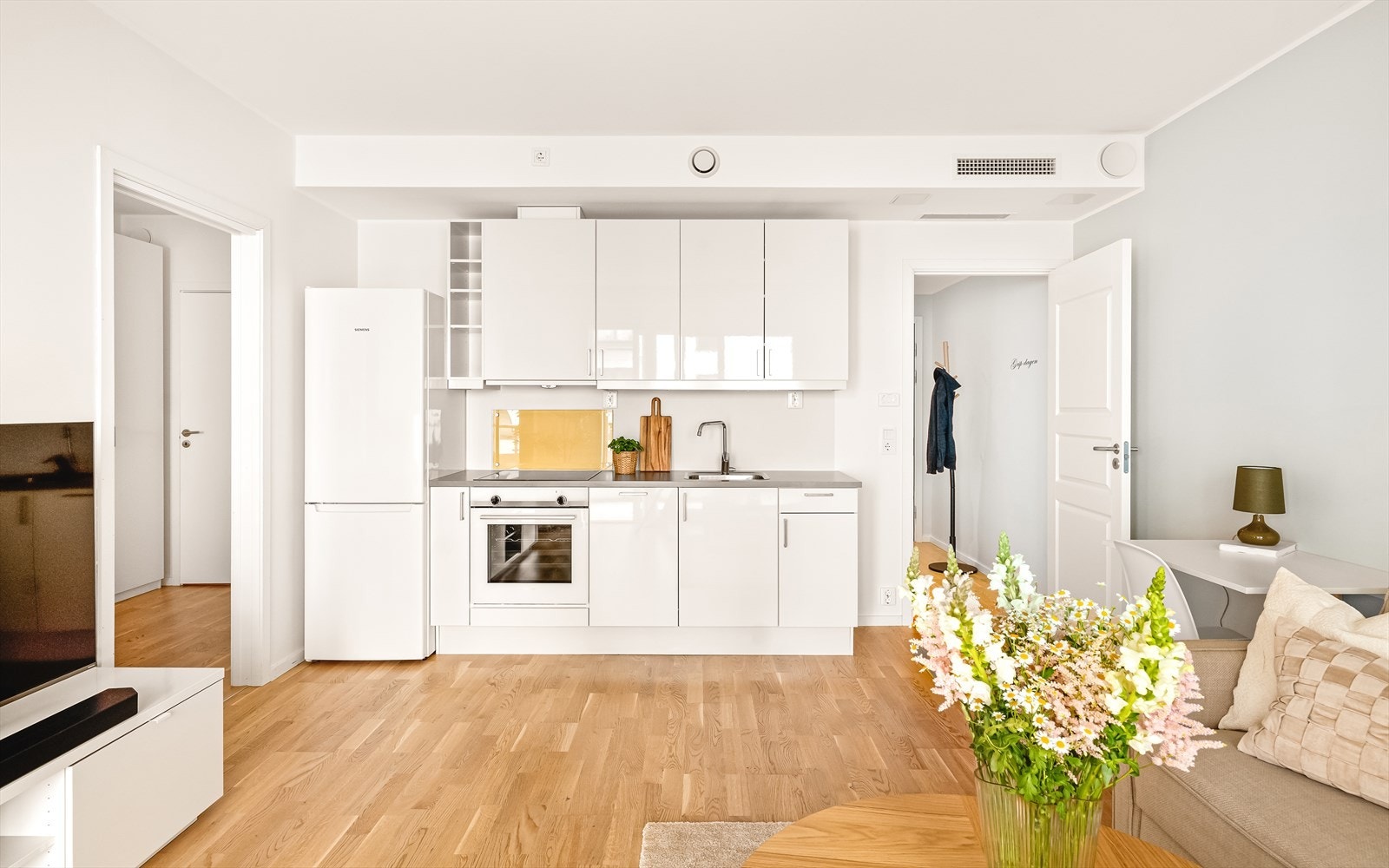 Leiligheten byr på en praktisk planløsning, strålende lysforhold og moderne overflater. Galleribilde
