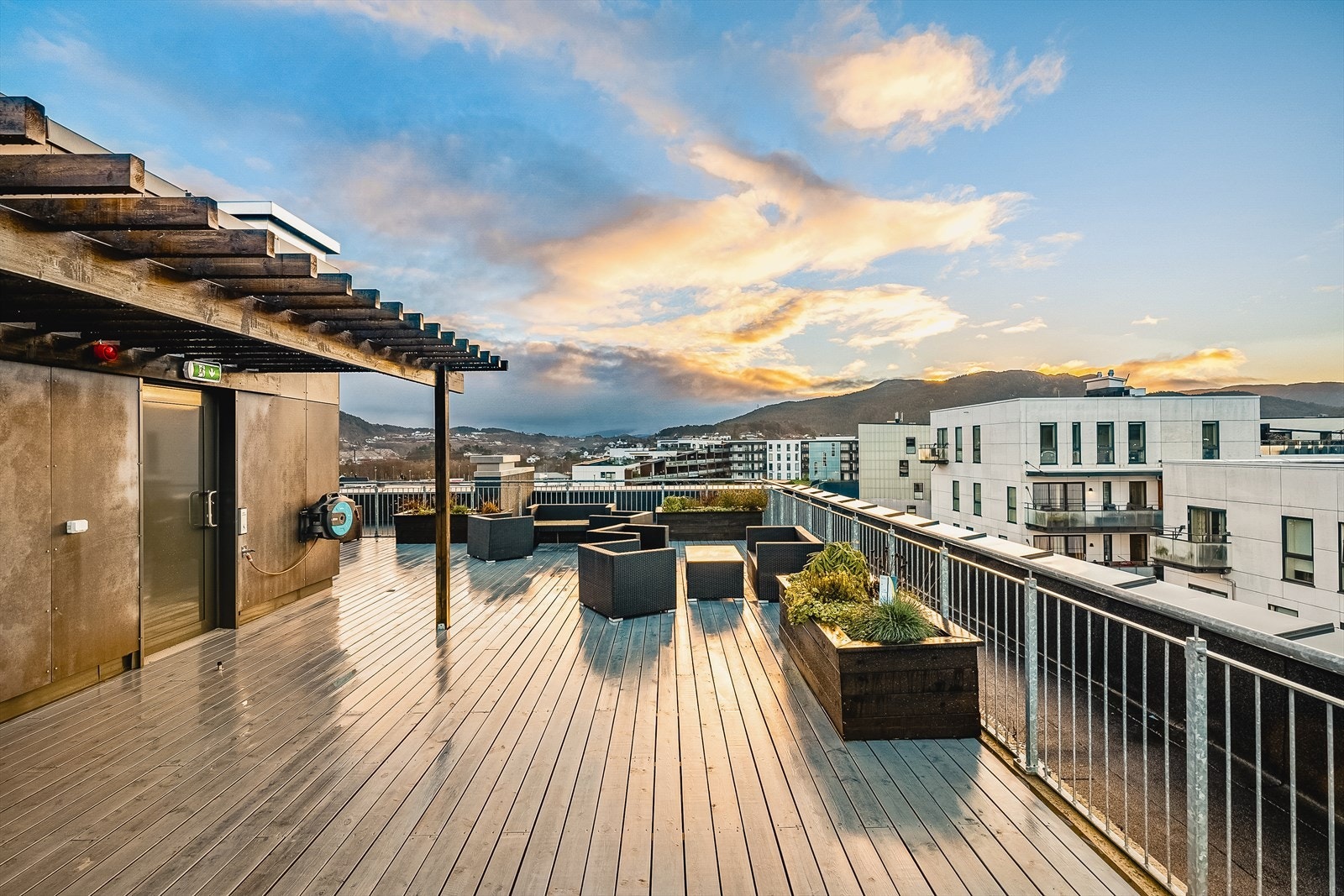 Stor felles takterrasse hvor sameiet har plassert ut hagemøbler og grill som kan benyttes av beboerne. Galleribilde