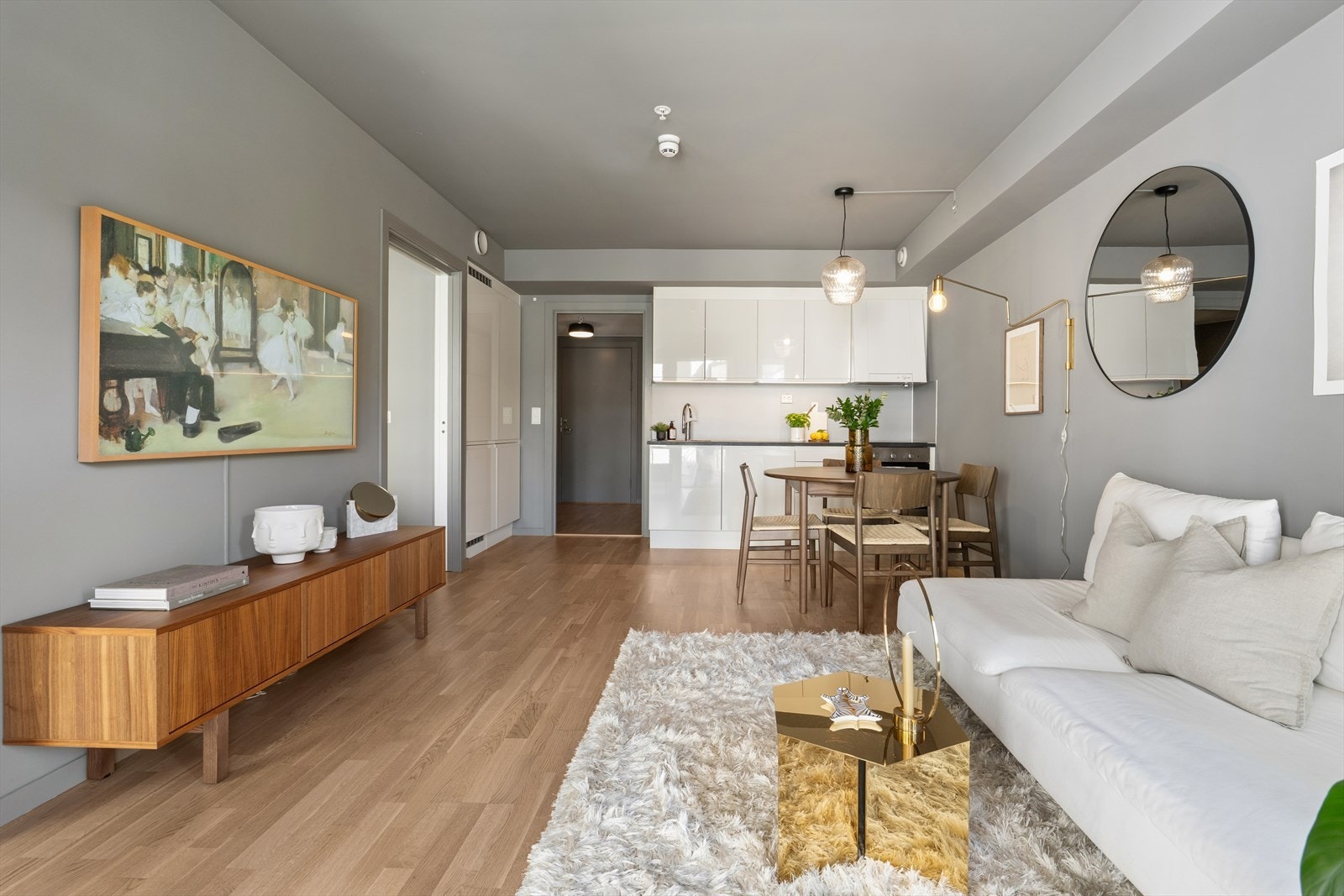Stuen er designet for komfort og sosiale sammenkomster, med rikelig plass til både en sofagruppe, godstol og TV-møblement. Galleribilde