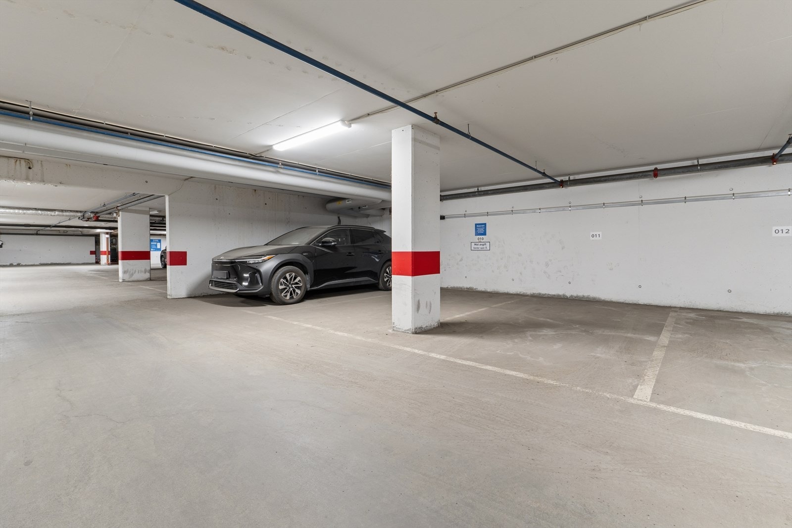 I tillegg disponerer leiligheten en parkeringsplass og to boder i underetasjen. Galleribilde