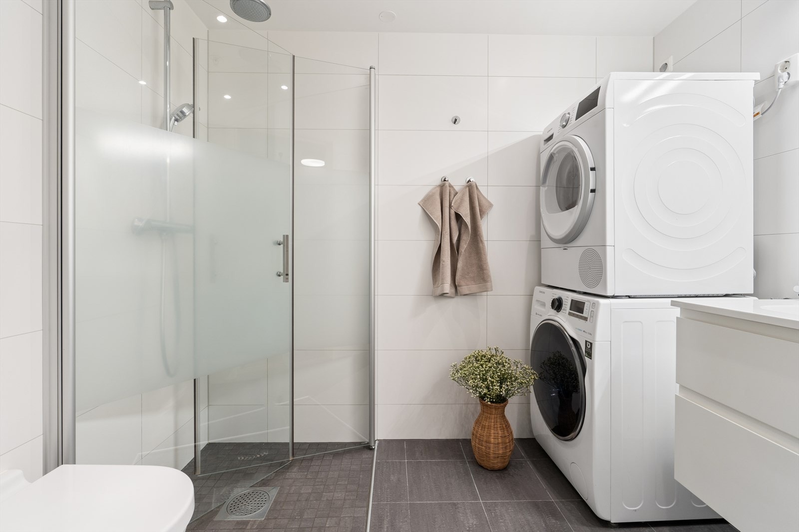 Leiligheten har kombinert bad/wc/vaskerom med flislagte overflater og behagelig vannbåren gulvvarme. Galleribilde