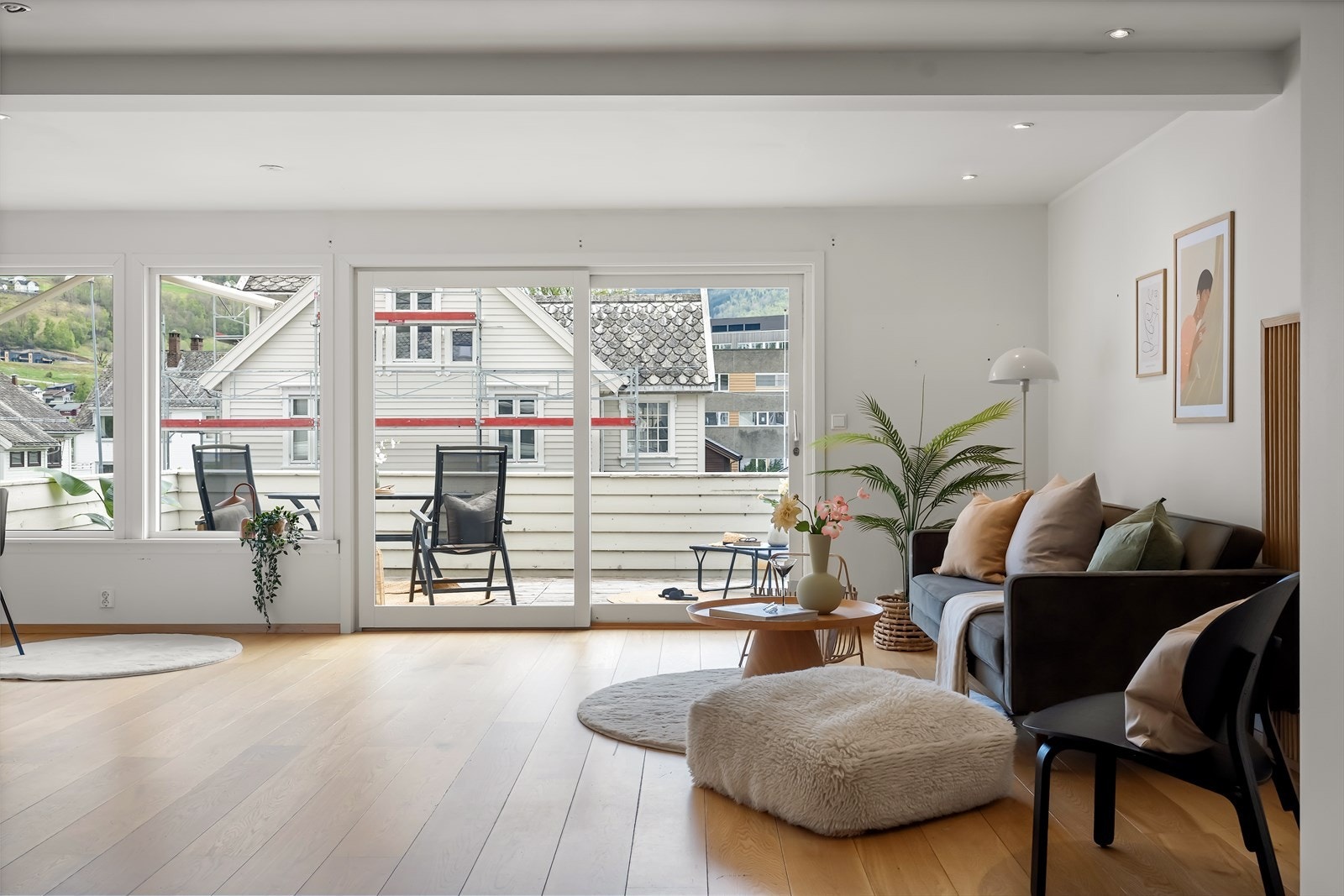 Stor stue med utgang til romslig og sørvendt terrasse. Legg merke til det flotte, enstavs parkettgulvet. Galleribilde