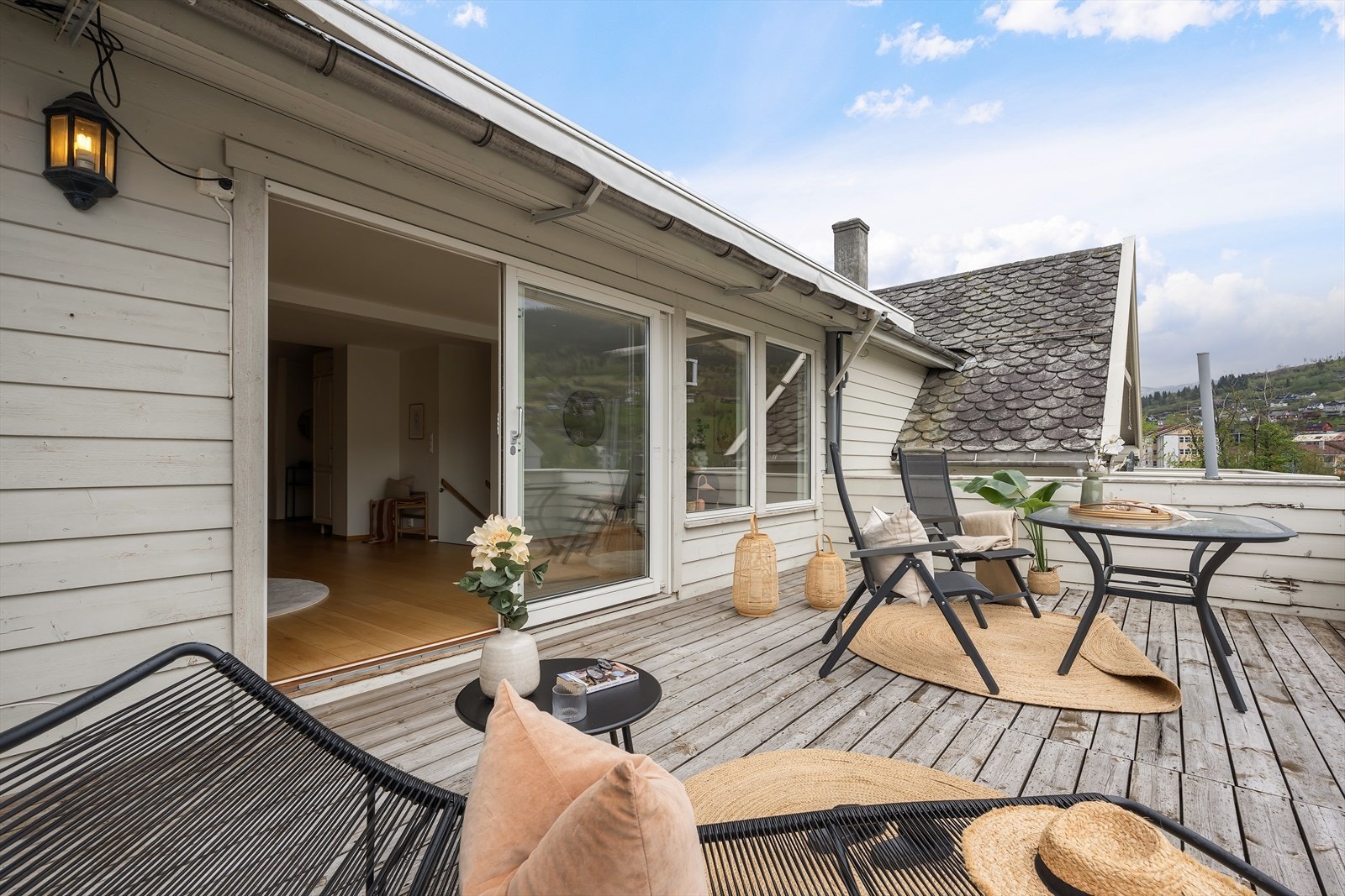 Utgang til terrasse via glasskyvedører fra stuen. Galleribilde
