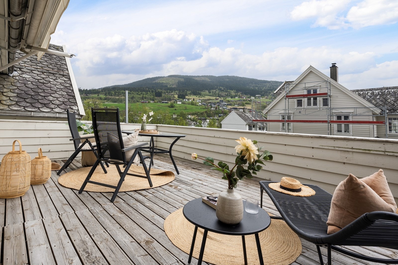 Terrasse med god plass til møblering. Her med utsikt mot Haugo, Songve og Herresåsen. Galleribilde