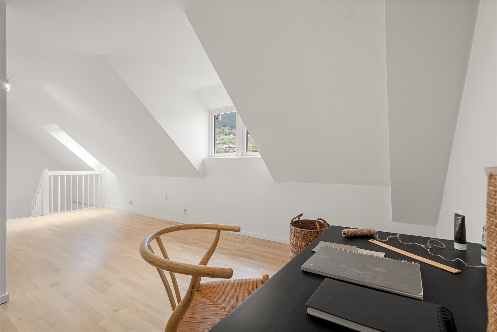 Loftstue. Galleribilde