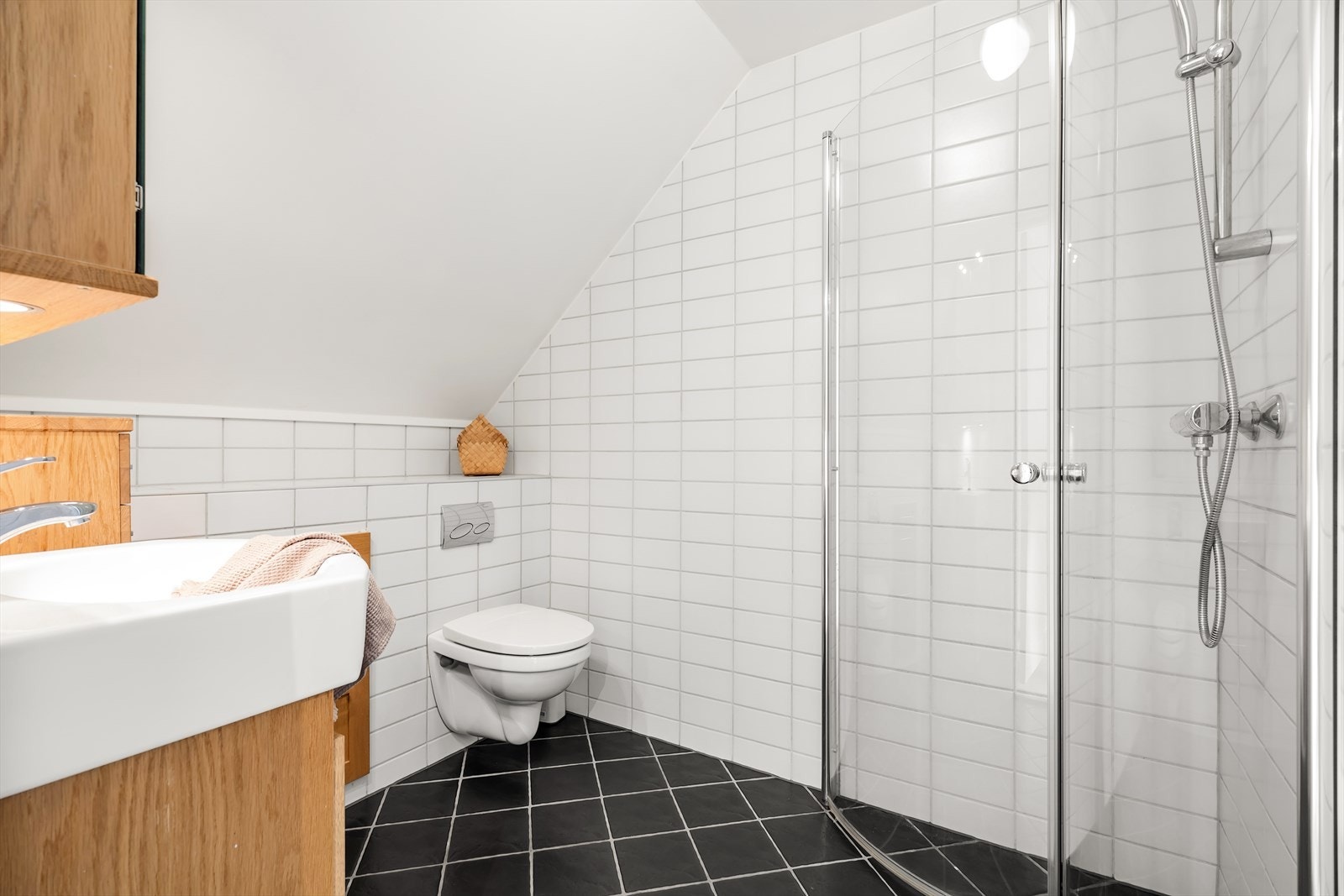 Flott, helfliset bad med vegghengt wc og dusjhjørne. Galleribilde