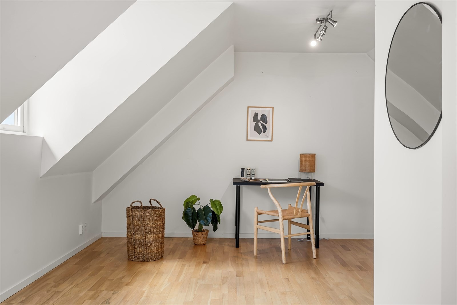 Lyst og pent med parkett på gulv og lysmalte vegger. Galleribilde