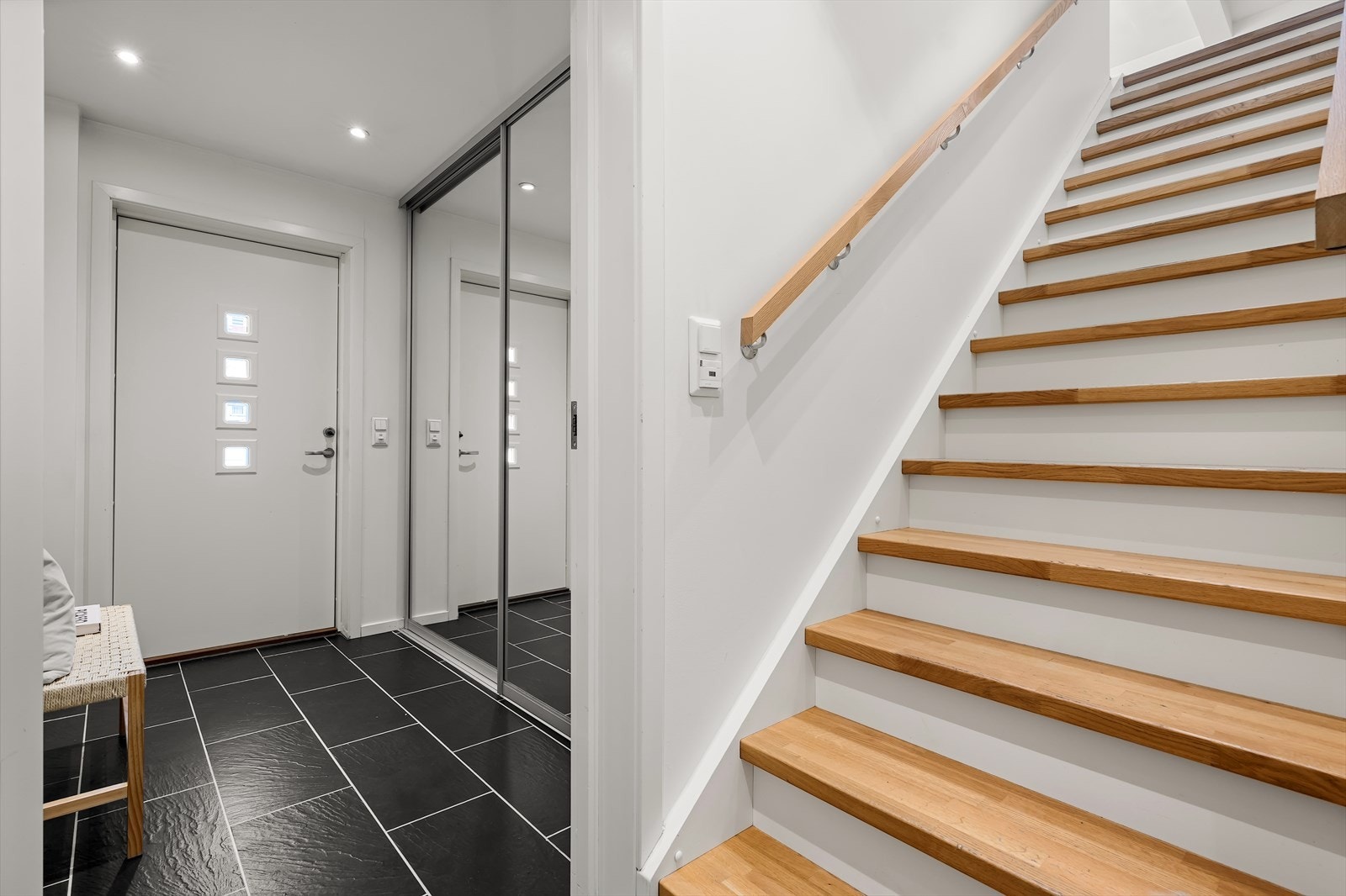 Praktisk skyvedørsgarderobe med speil. Galleribilde