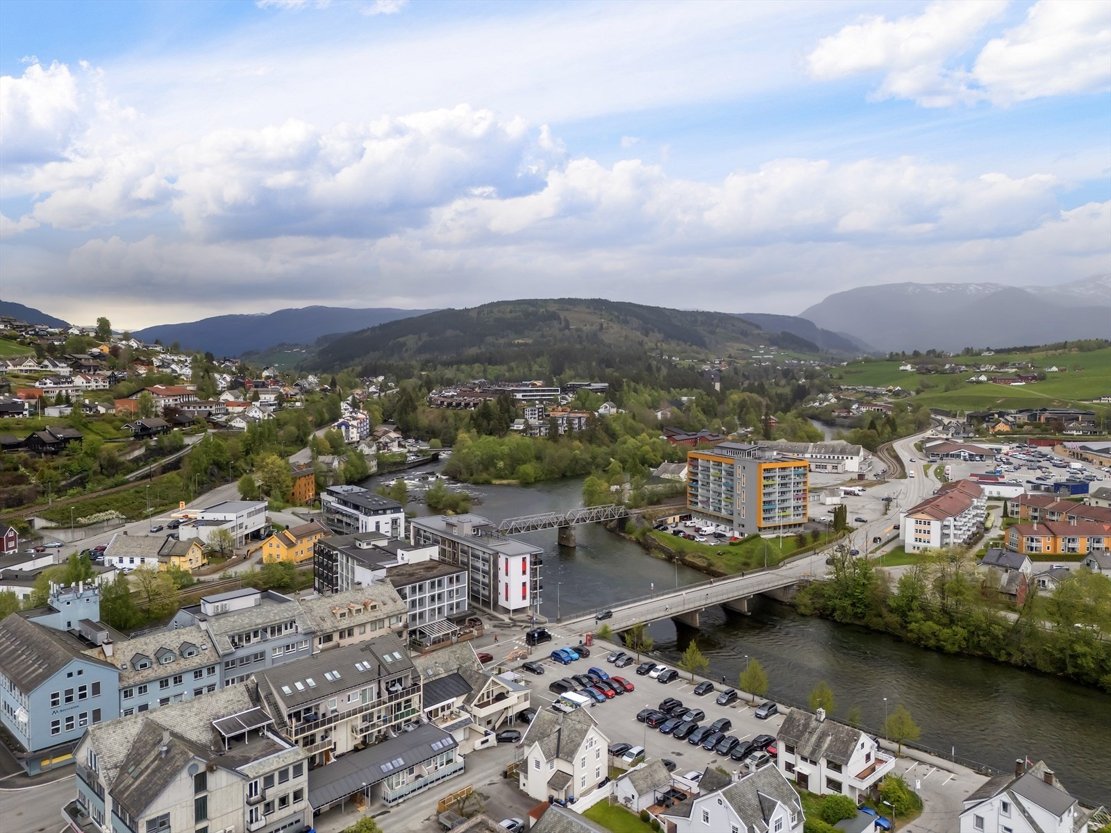 Områdefoto. Boligen ligger et steinkast fra flott turområde langs Vosso og videre innover i Prestegardsmoen. Galleribilde