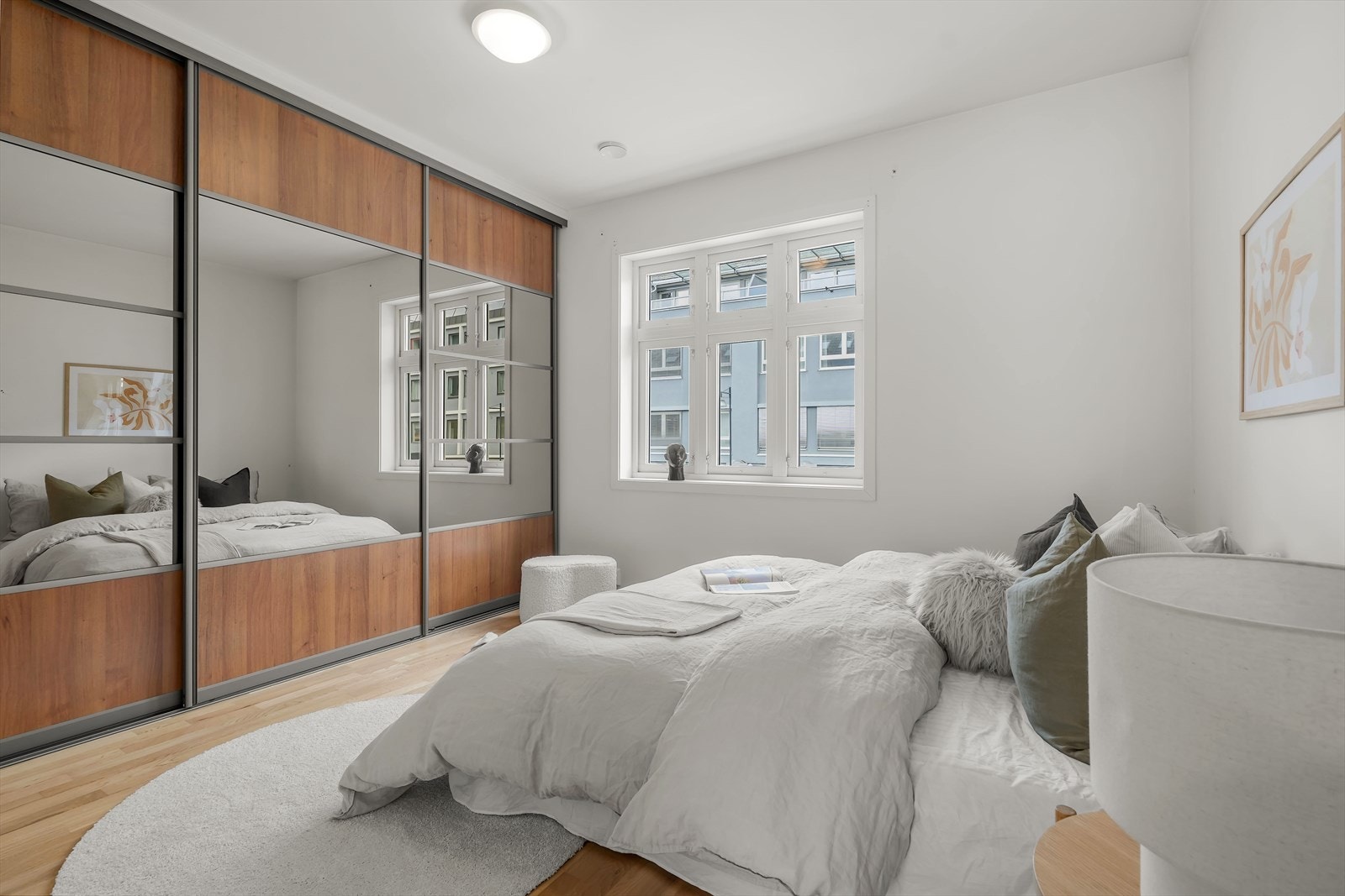Hovedsoverom med lekker skyvedørsgarderobe. God plass til dobbeltseng. Galleribilde