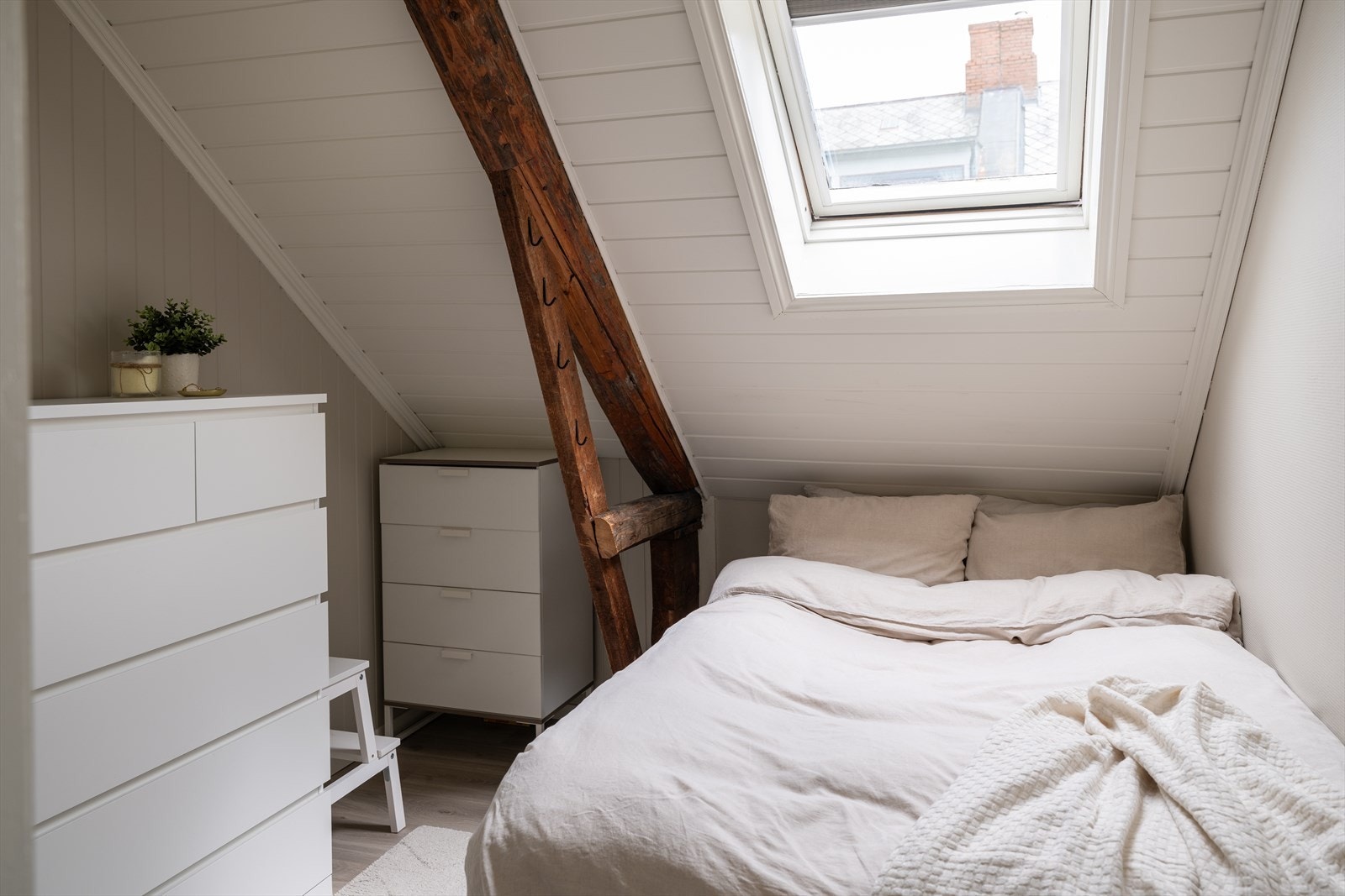 Soverommene strekker seg over 7,5m² og 5,5m². Rommet er malt opp av nåværende eier. Galleribilde