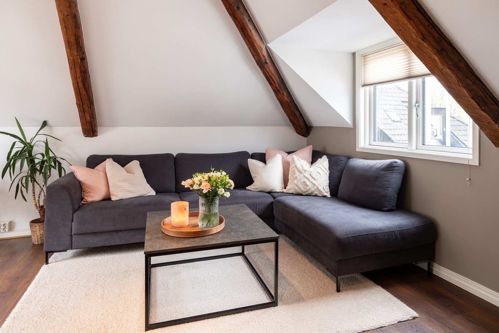 Leiligheten strekker seg over 42m² og byr på entre, bad, 2 soverom, stue og kjøkken. Det er egen sportsbod på 8m² i kjeller. Galleribilde