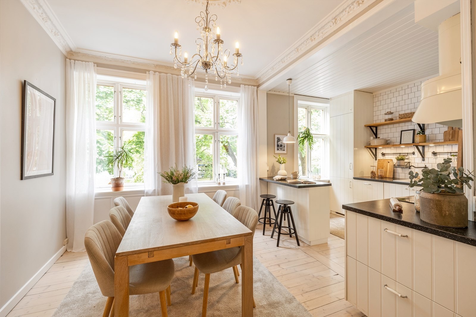 Leiligheten har et lekkert og klassisk kjøkken fra 2015 som står fint i stil med resten av boligen. Galleribilde