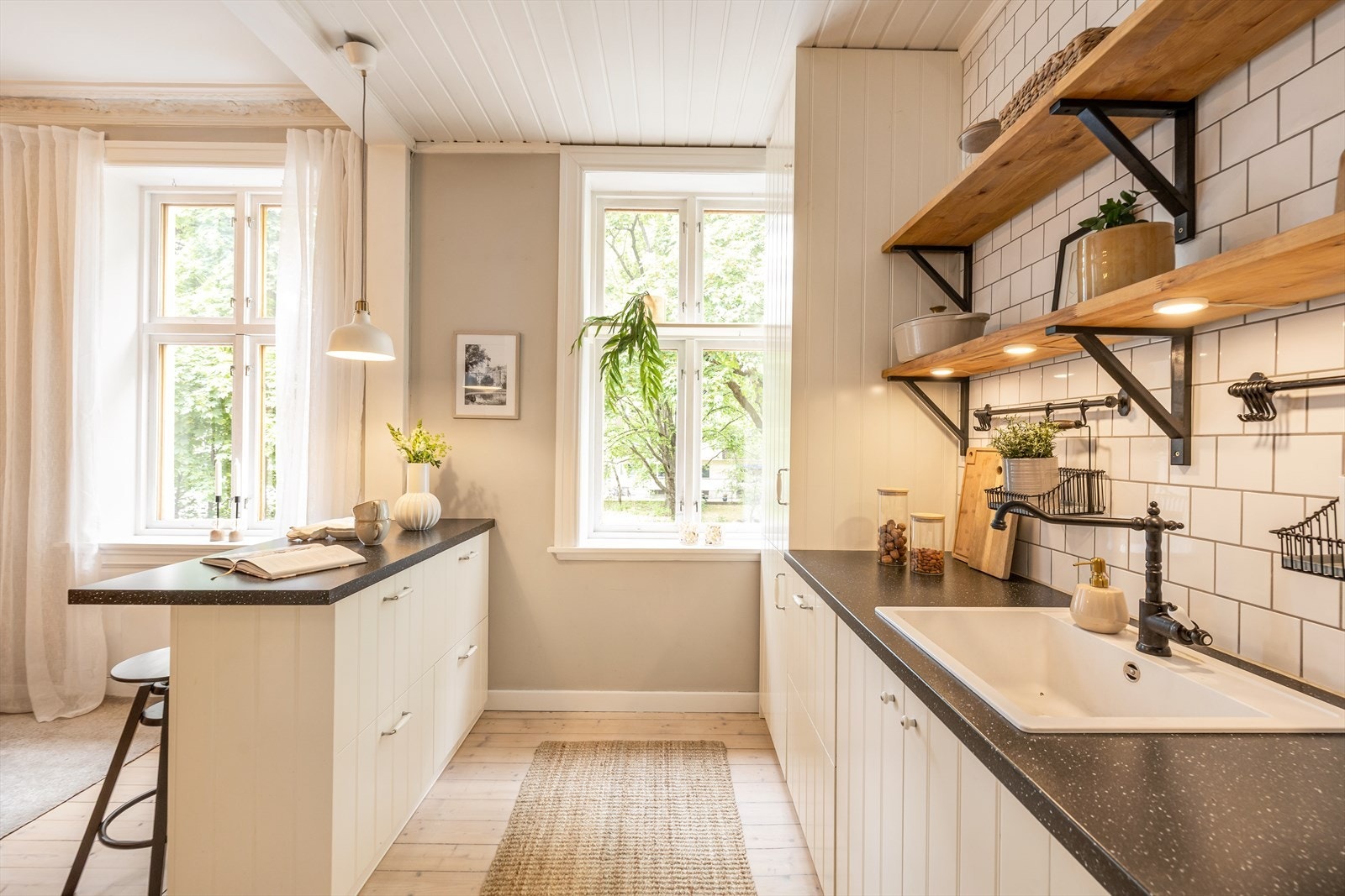 Innredningen har profilerte/glassfronter, laminert benkeplate med oppvaskkum, lys under hyller og ventilator. Galleribilde