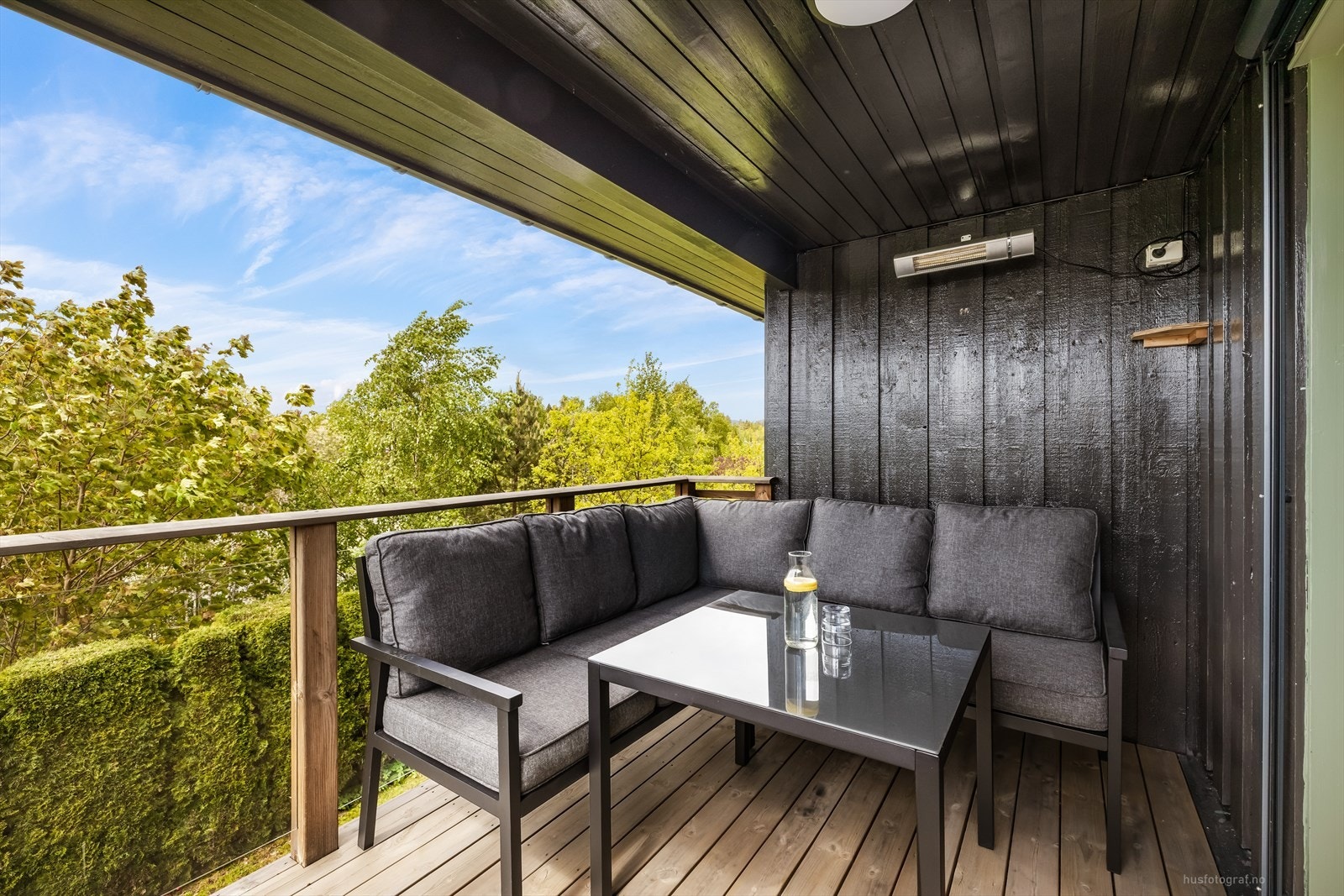 Balkong på 9 m² med rekkverk i glass og tre, tilgjengelig fra stuen. Galleribilde