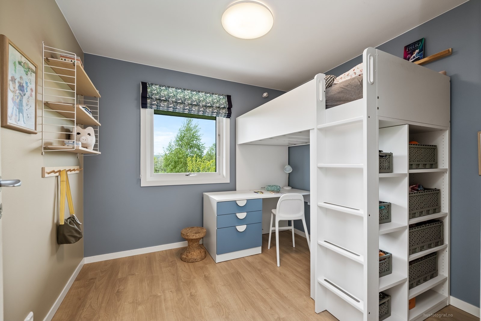 Soverom med god plass til seng og skrivepult. Galleribilde