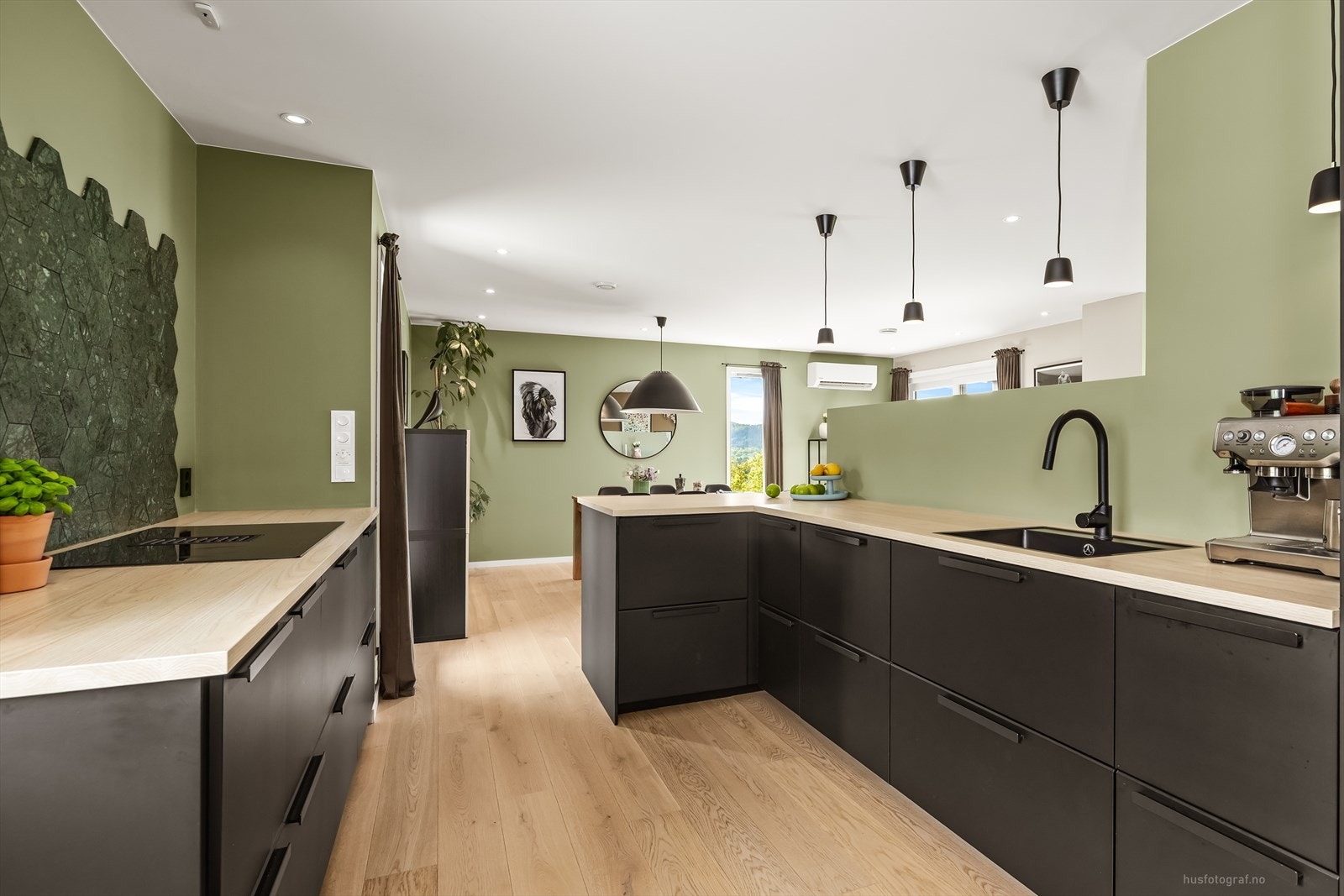 Kjøkkeninnredning fra Ikea (2019) med glatte fronter og laminatbenkeplate. Galleribilde