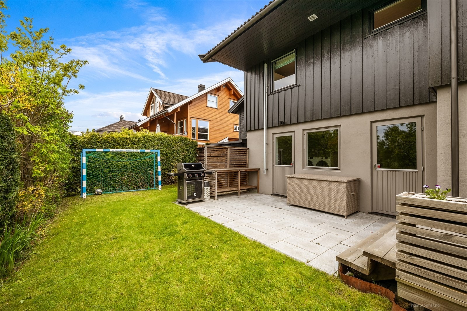 Uteplass med direkte tilknytning til hagen og god plass til grill. Galleribilde