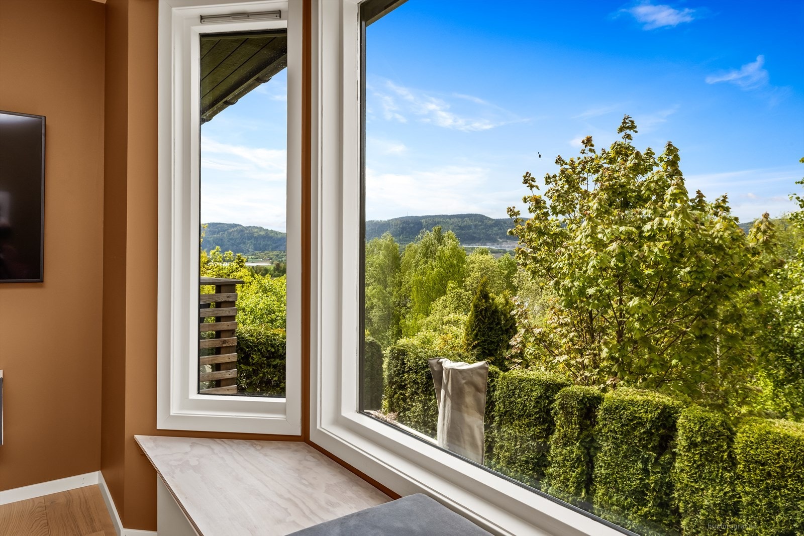 Store vindusflater gir godt med lys og rammer inn utsikten over det grønne nærområdet. Galleribilde