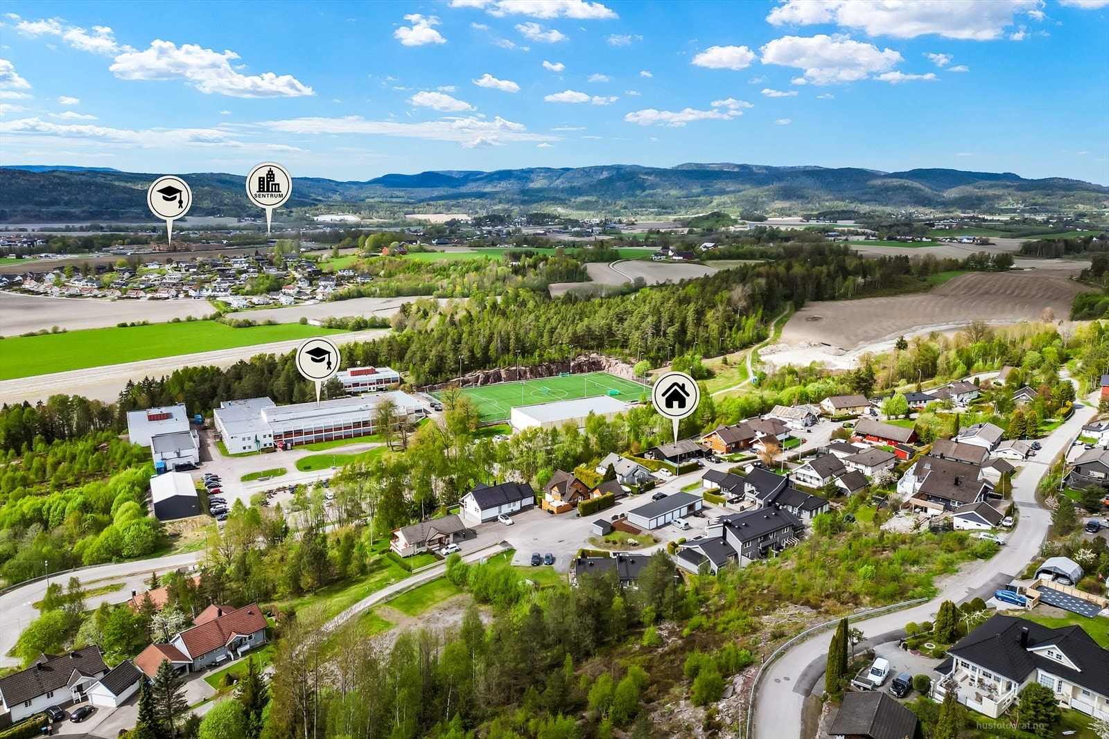 Eiendommen ligger i et etablert og barnevennlig område i Sande, med kort vei til skoler, barnehager og idrettsanlegg. Galleribilde