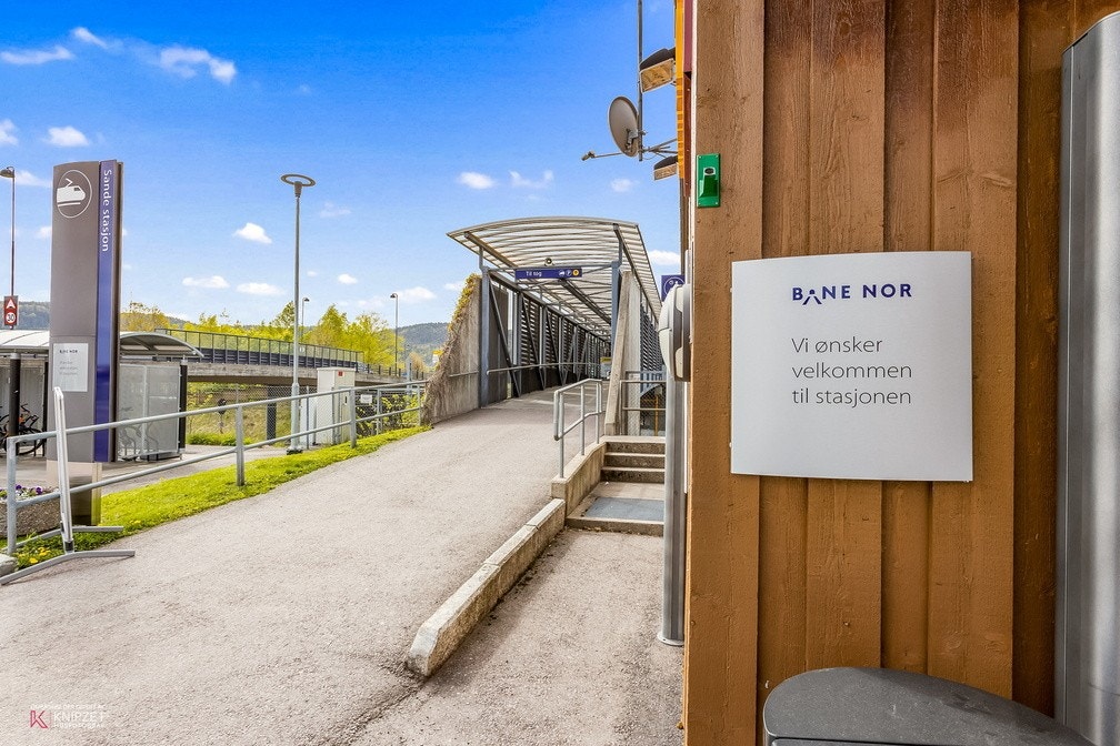 Togstasjonen i Sande, kun en kort biltur unna. Galleribilde