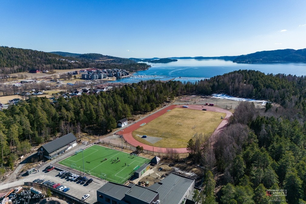 Det er heller ikke lang vei til idrettsbane, eller fjorden med bademuligheter. Galleribilde