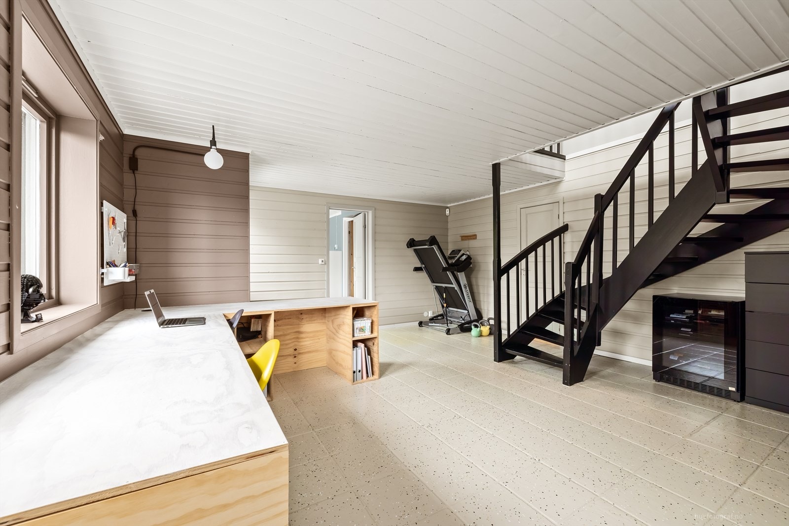 Stort, innredet rom i underetasjen som i dag benyttes som kjellerstue og arbeidsplass. Galleribilde