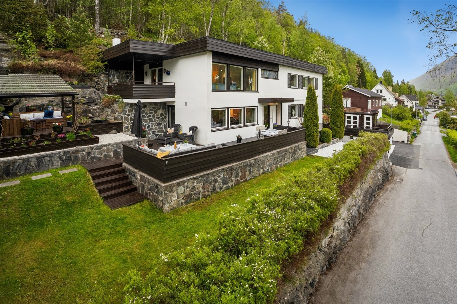 Eigedomen ligg fint og sentralt til i Vikavegen med kort gangavstand til sentrum med butikkar og kafèar, samt kort veg til alle skuletilbod og barnehage, idrettshall og fotballbane med meir. Galleribilde