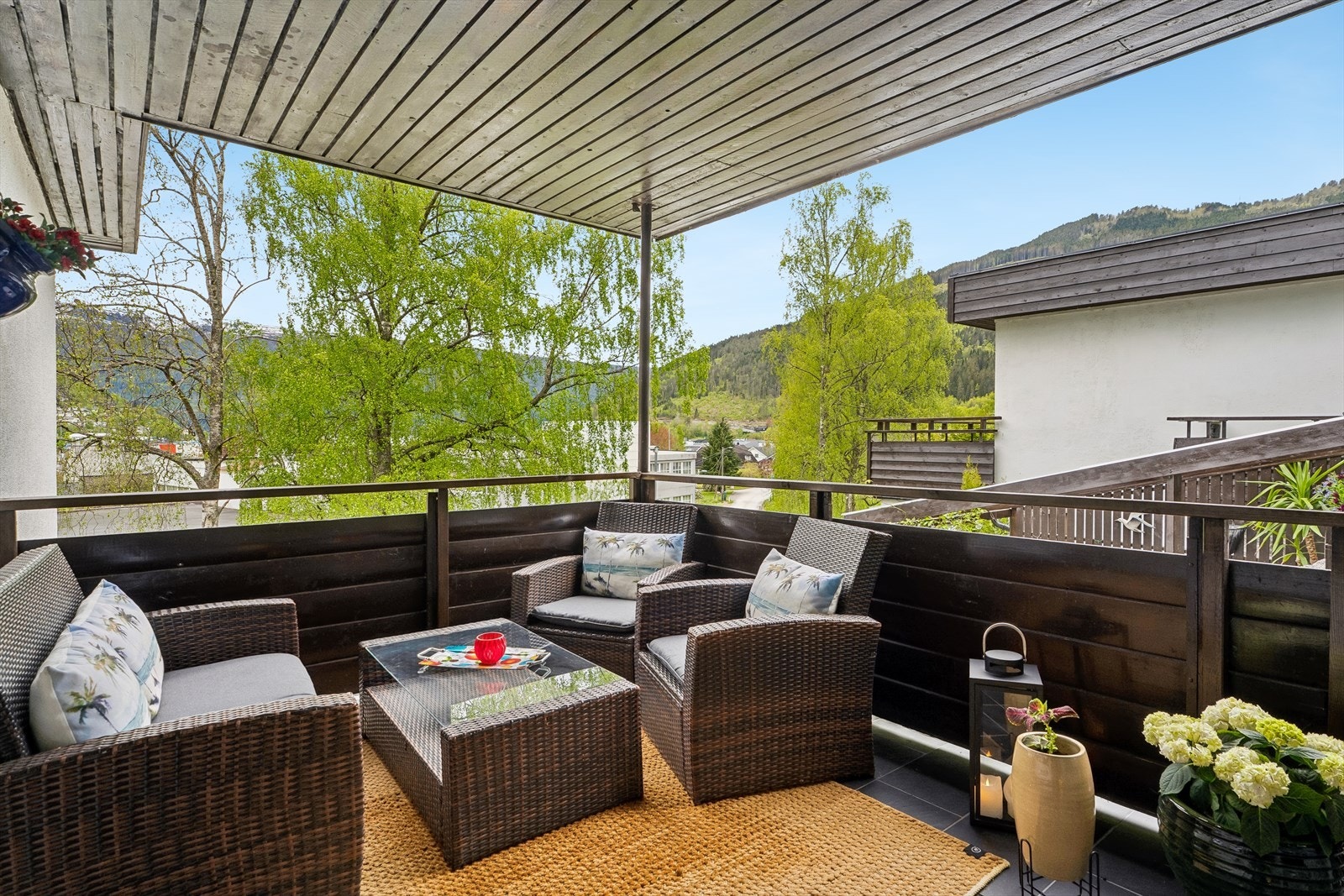Frå stova har ein direkte utgang til terrasse med god plass til utandørsmøblement. Galleribilde