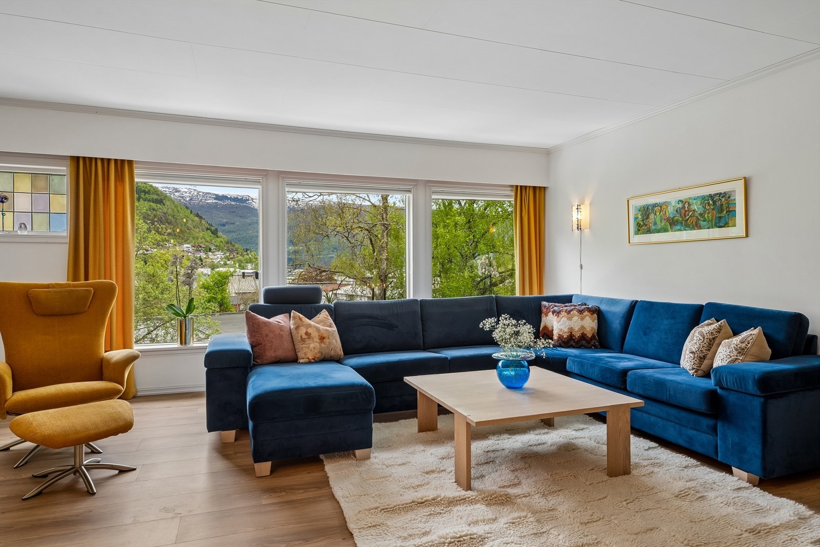 Dei store glasflatene slepp inn rikeleg med naturleg lys, samtidig som dei tek naturen inn i rommet. Galleribilde