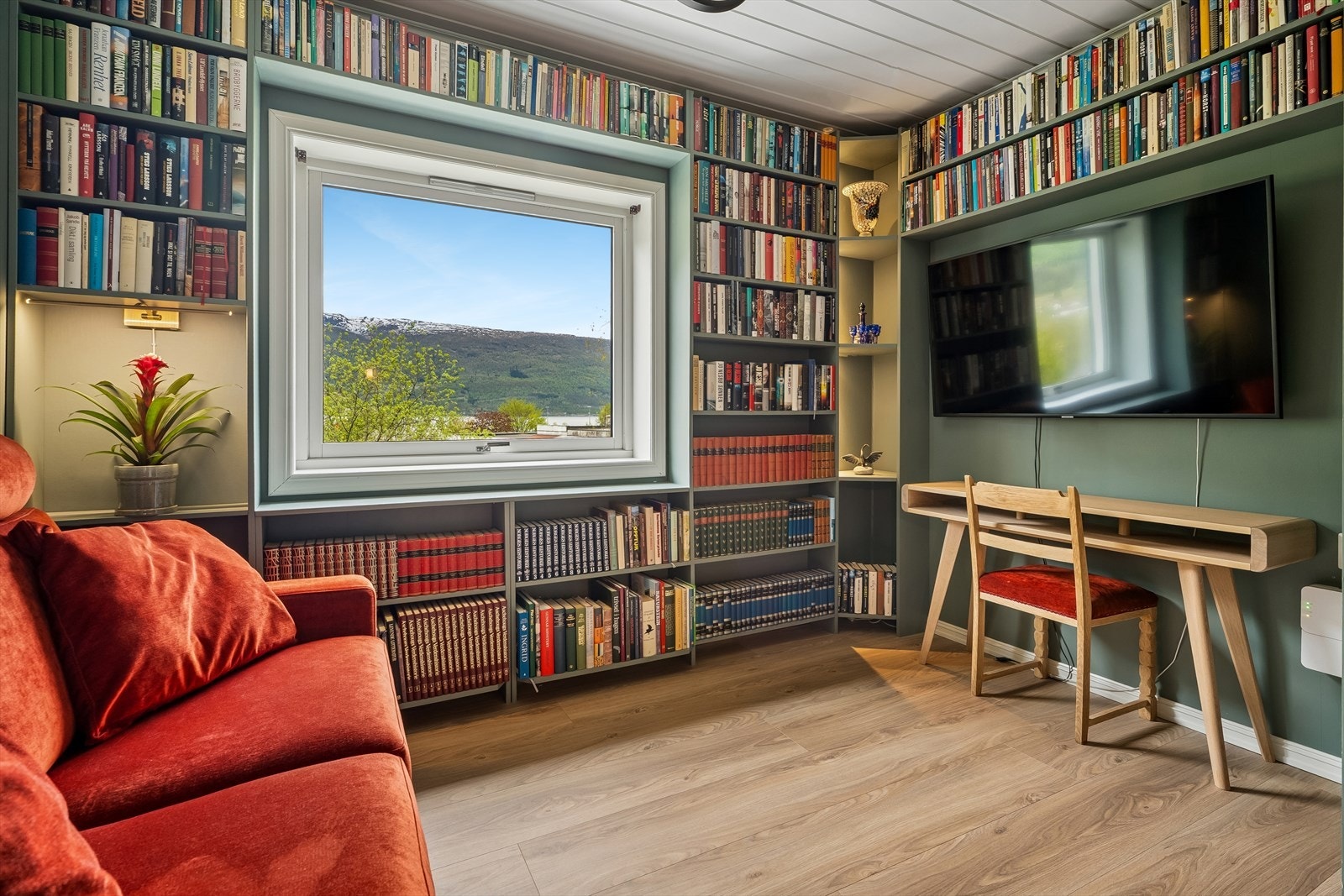 Like ved stova ligg eit tilbaketrekt og triveleg kontor, tv/stove, bibliotek - perfekt når ein vil trekke seg litt tilbake og lese ei god bok eller sjå ein god serie. Galleribilde