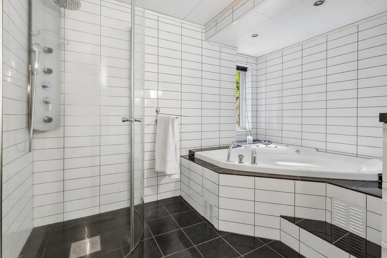 Badekar gjev rom for velvære og kvardagsluksus, tenk å kunne synke ned i dette badekaret etter ein lang dag? Galleribilde