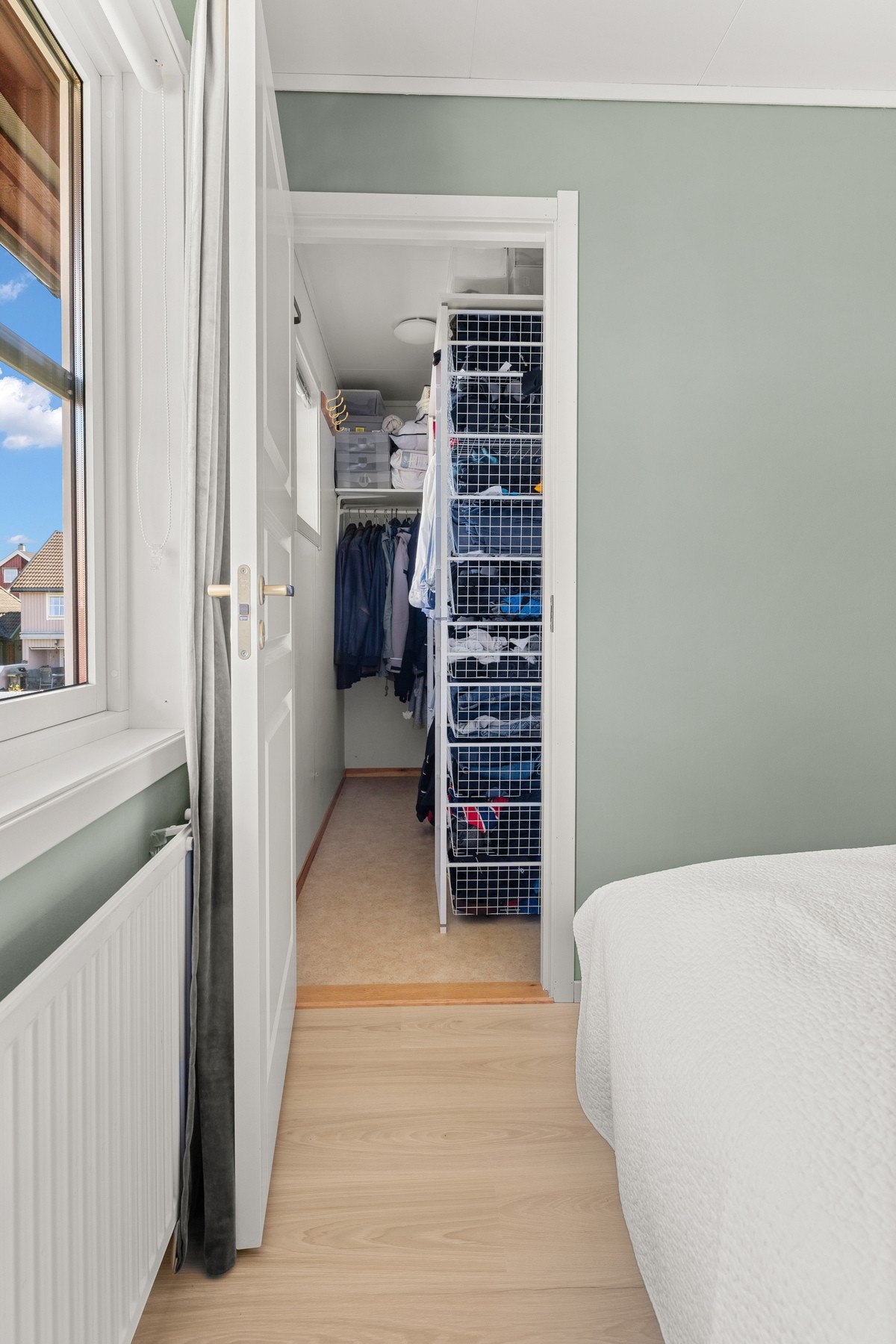 Soverom 3 av 3 med egen bod/garderobe i tilknytning. Galleribilde