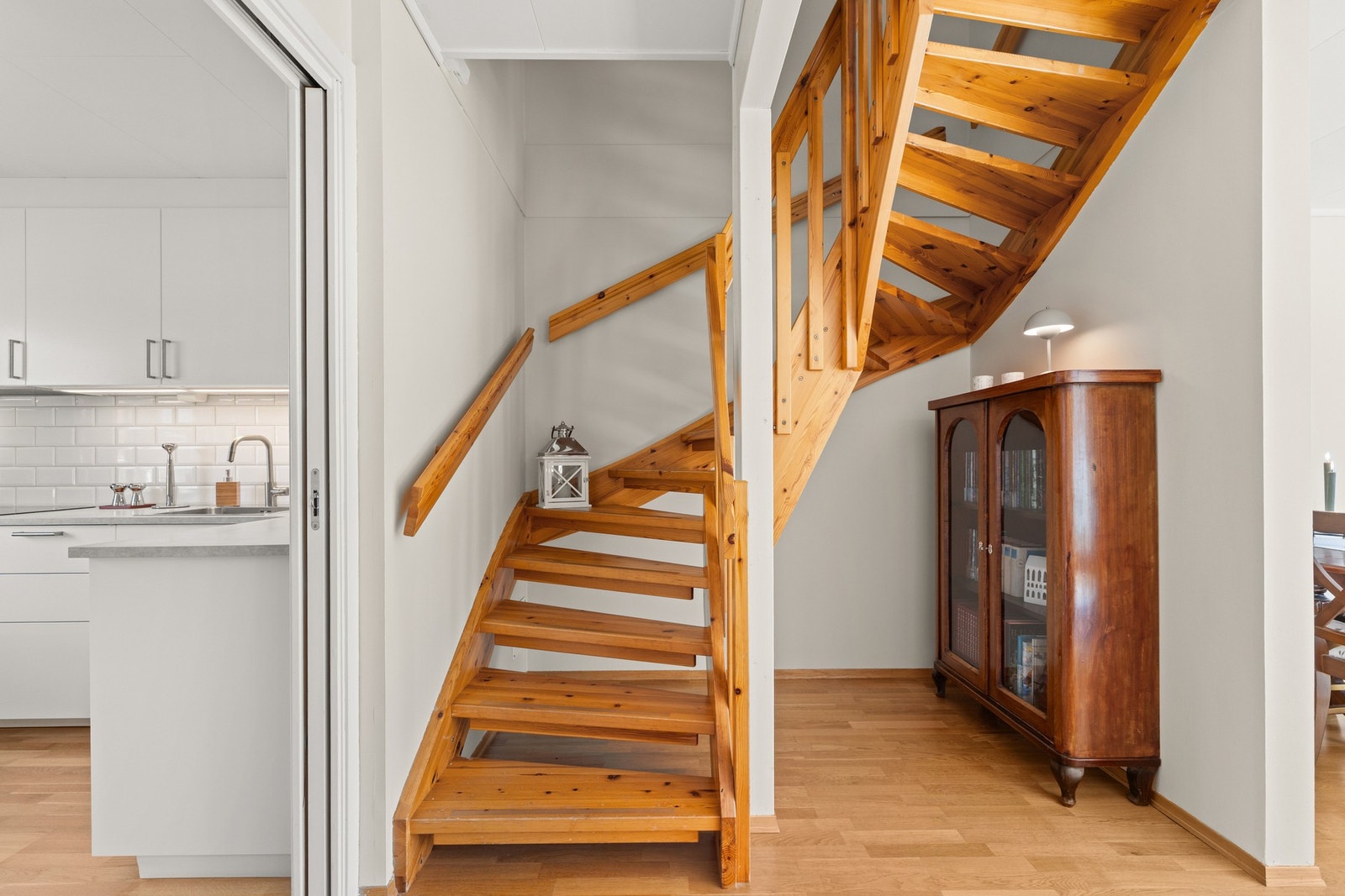 Boligen har en arealeffektiv planløsning fordelt over 2 plan og inneholder bl.a. stue, kjøkken, vaskerom/wc, entré, 3 soverom og flere boder. Galleribilde